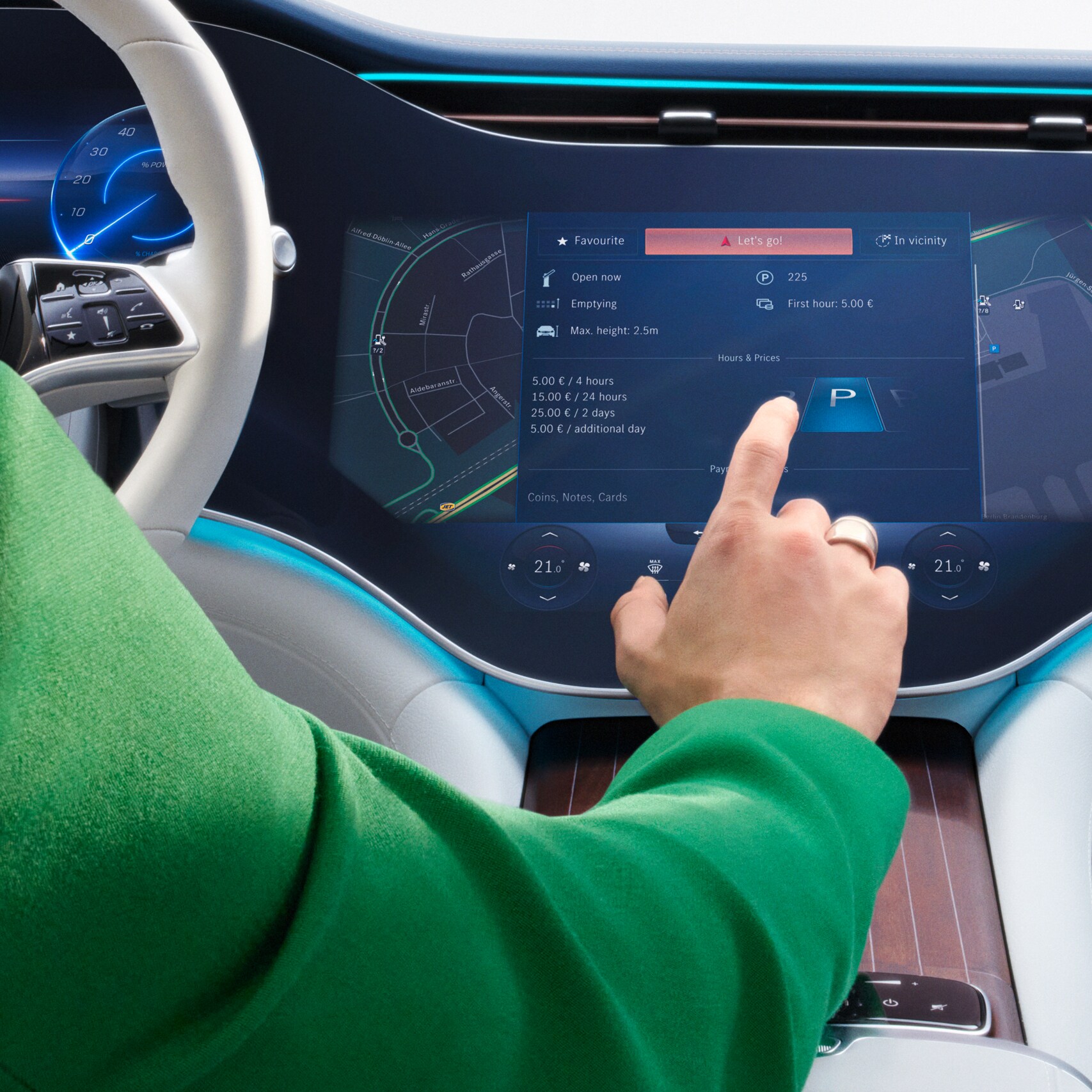 Person väljer Digitala tjänster i MBUX multimediesystem i en Mercedes-Benz.