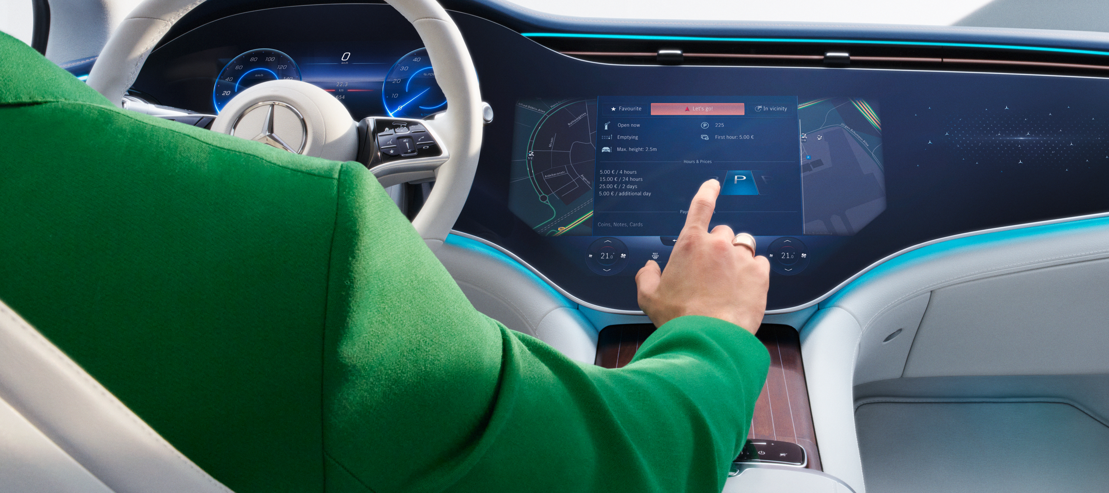 Mercedes me ID | Mercedes-Benz digitala tjänster Person väljer Digitala tjänster i MBUX multimediesystem i en Mercedes-Benz.