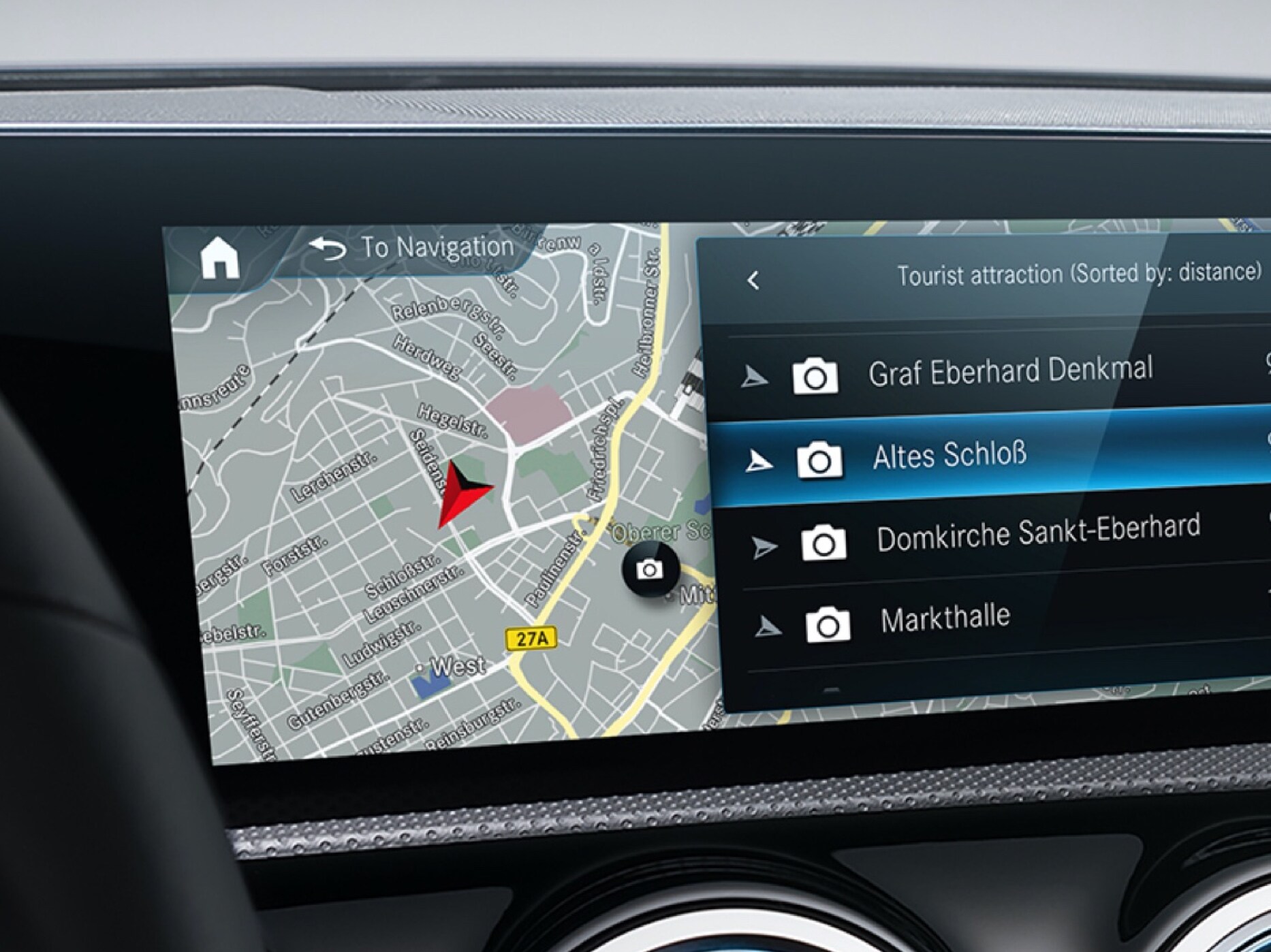 Den digitala tjänsten Navigation visar den bästa rutten på bilens MBUX-skärm.