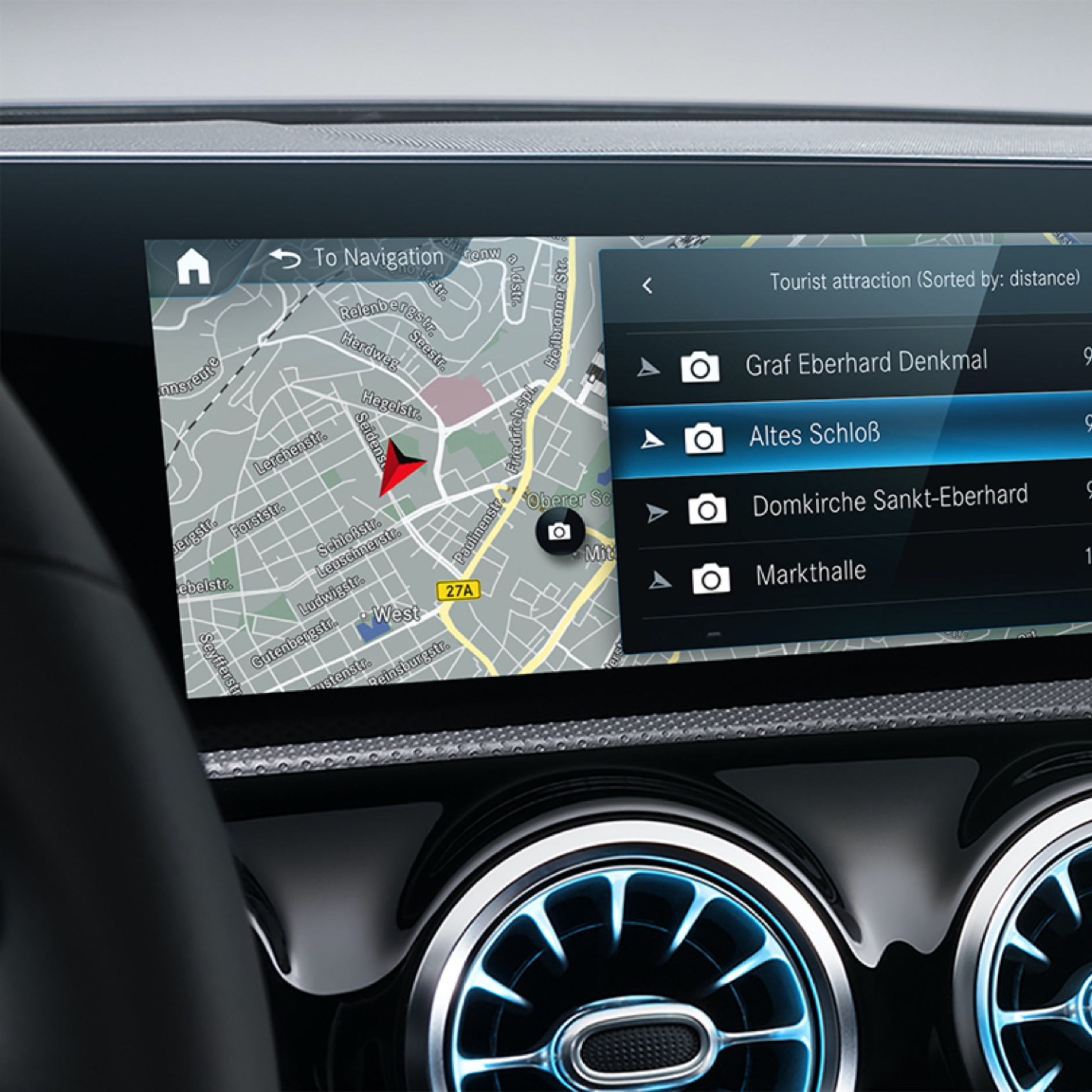 Intressepunkter i närheten | Navigation | Mercedes-Benz digitala tjänster Den digitala tjänsten Navigation visar den bästa rutten på bilens MBUX-skärm.