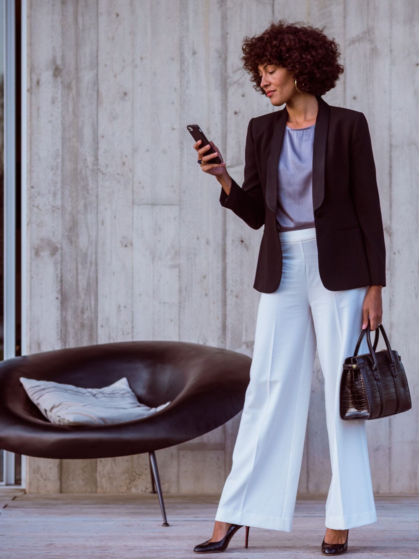 Kvinna ansluter till sin Mercedes-Benz via appen och sitt Mercedes me ID.