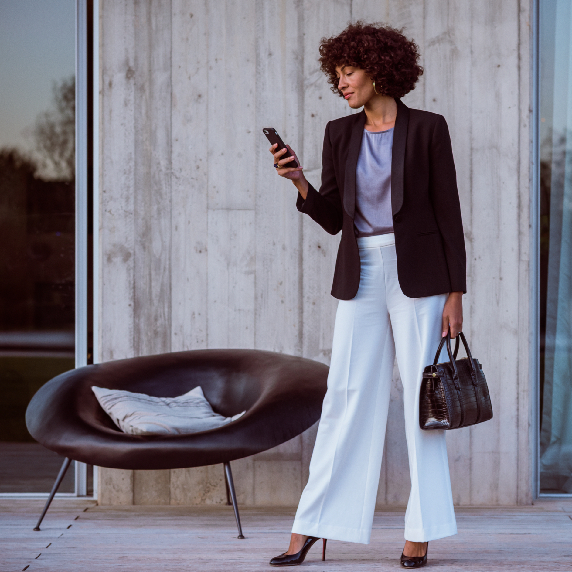 Mercedes-Benz app | Mercedes me ID | Mercedes-Benz digitala tjänster Kvinna ansluter till sin Mercedes-Benz via appen och sitt Mercedes me ID.