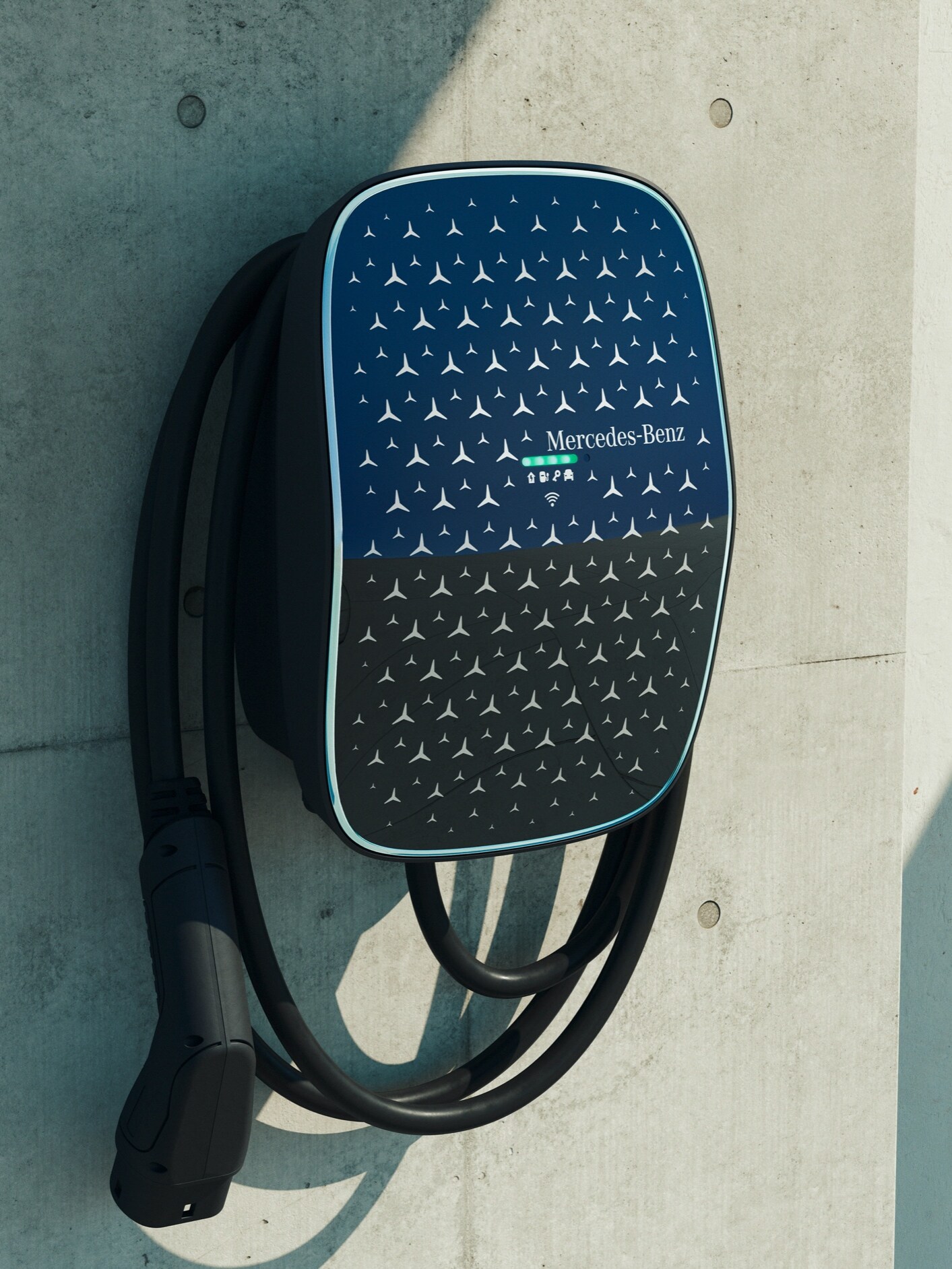 Mercedes-Benz väggmonterad laddbox installerad på en husvägg.