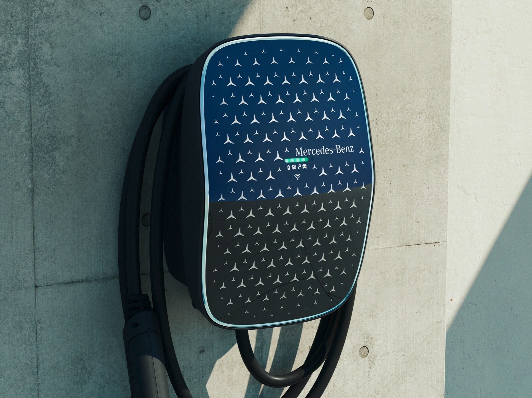 Mercedes-Benz väggmonterad laddbox installerad på en husvägg.