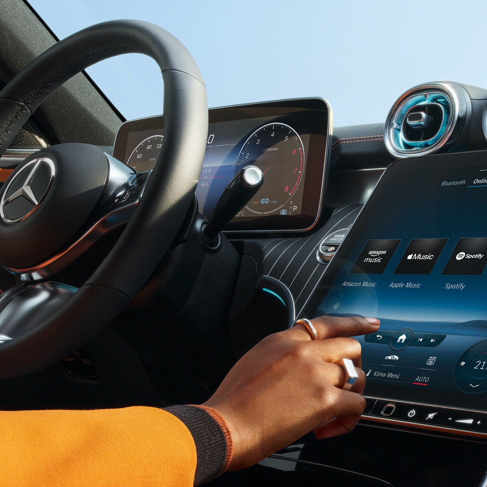 Digitala tjänster väljs i MBUX multimediesystem i en Mercedes-Benz.
