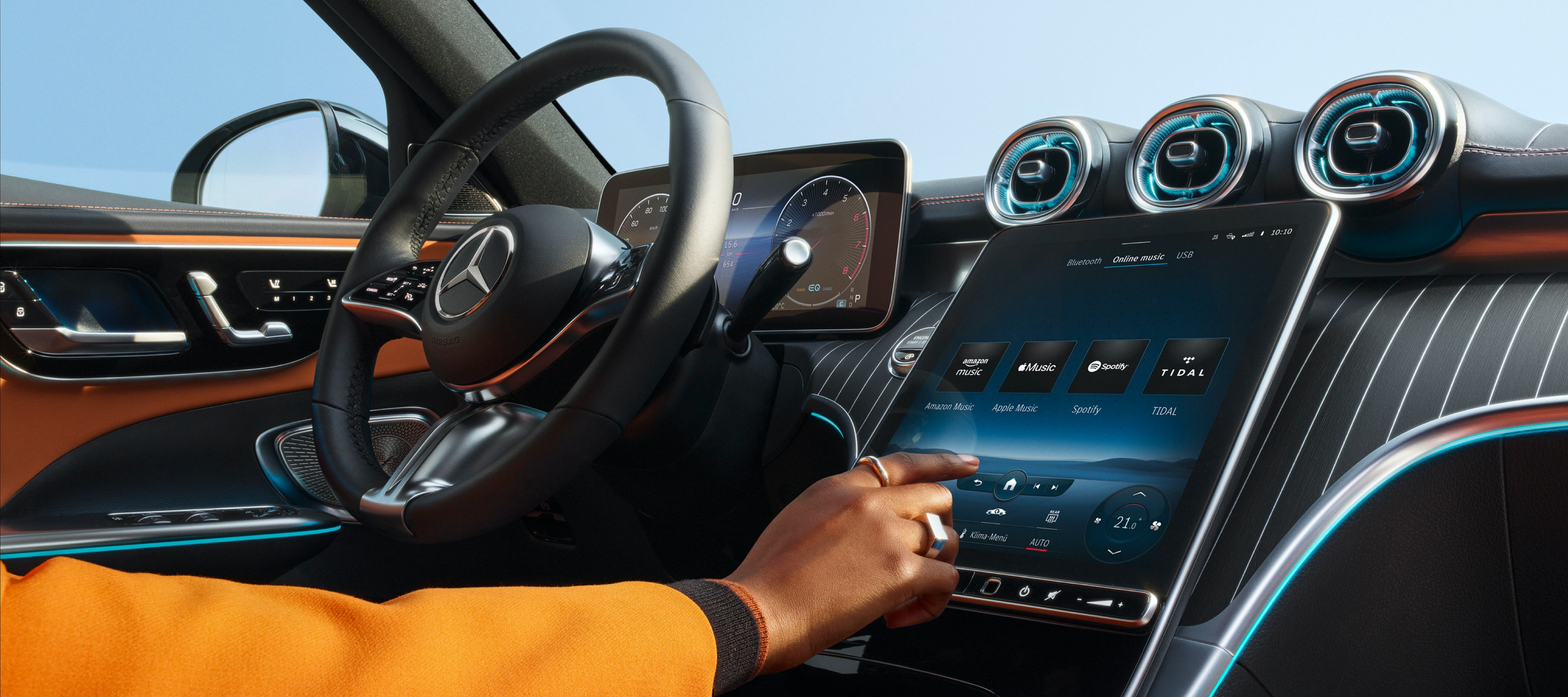 Underhållning | Mercedes-Benz digitala tjänster Digitala tjänster väljs i MBUX multimediesystem i en Mercedes-Benz.