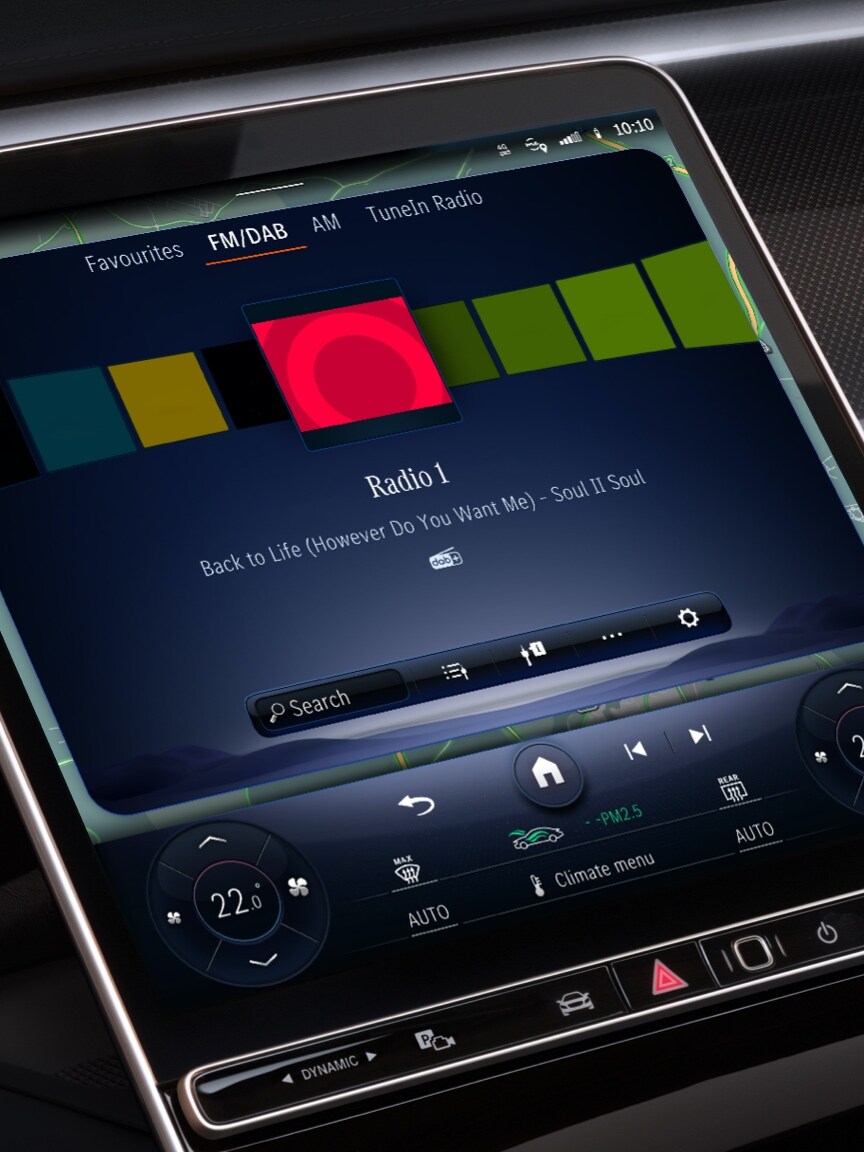 MBUX multimediesystemet i en Mercedes-Benz visar radiostationer från hela världen.