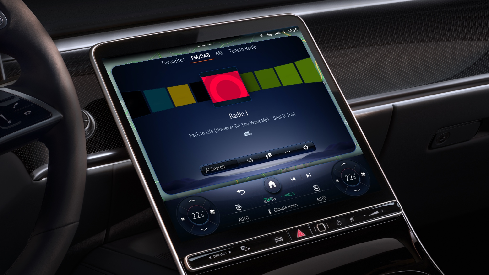 Utökad radioinformation | Underhållning | Mercedes-Benz digitala tjänster MBUX multimediesystemet i en Mercedes-Benz visar radiostationer från hela världen.