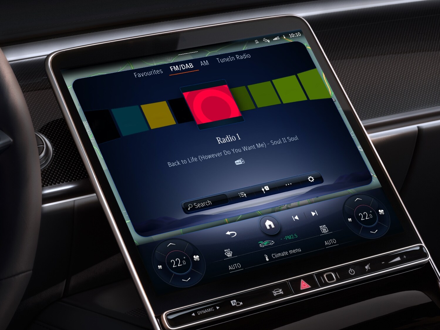 MBUX multimediesystemet i en Mercedes-Benz visar radiostationer från hela världen.