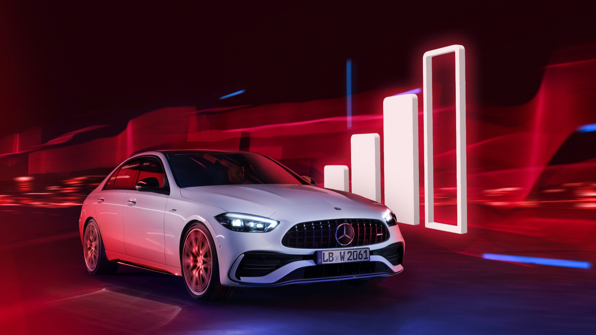 Datavolym från tredjepart | Underhållning | Mercedes-Benz digitala tjänster En Mercedes-Benz C-Klass kör förbi en grafisk stapel som visar mottagningen.