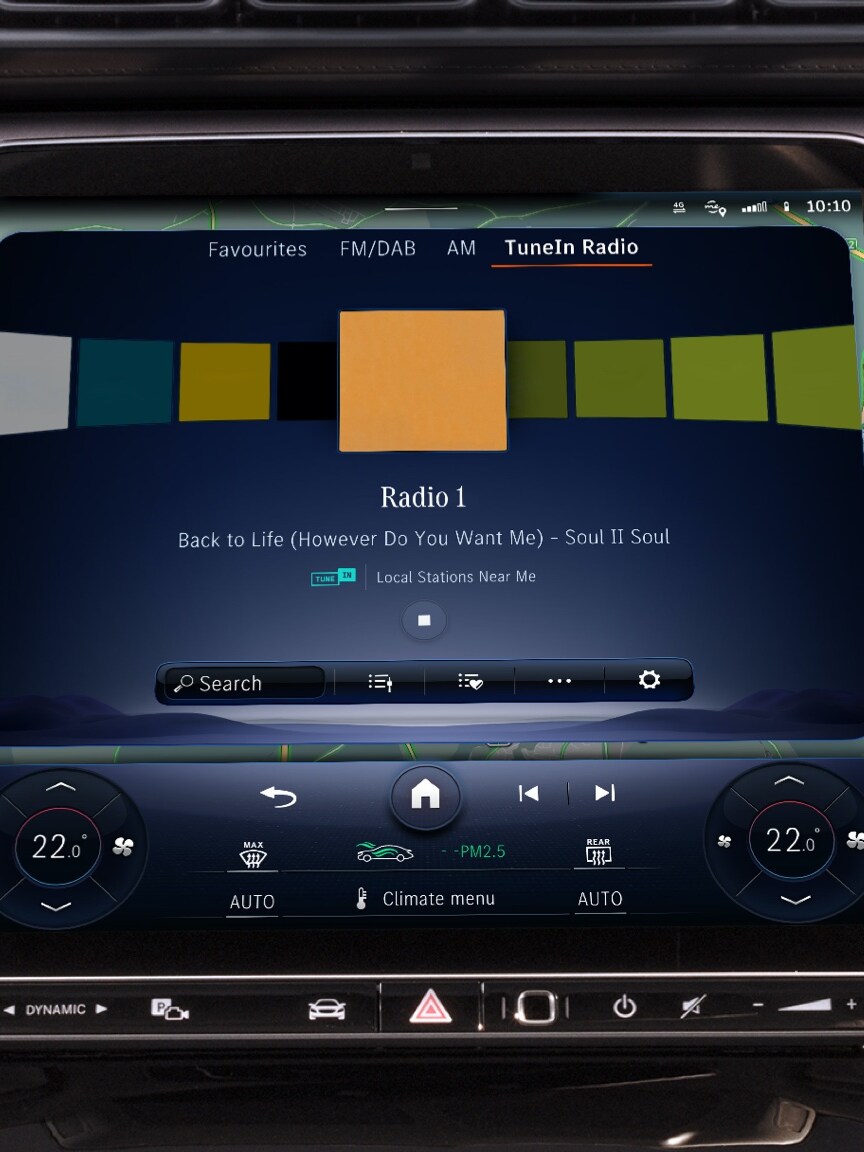 MBUX multimediesystemet visar information som artist, låt och albumomslag.