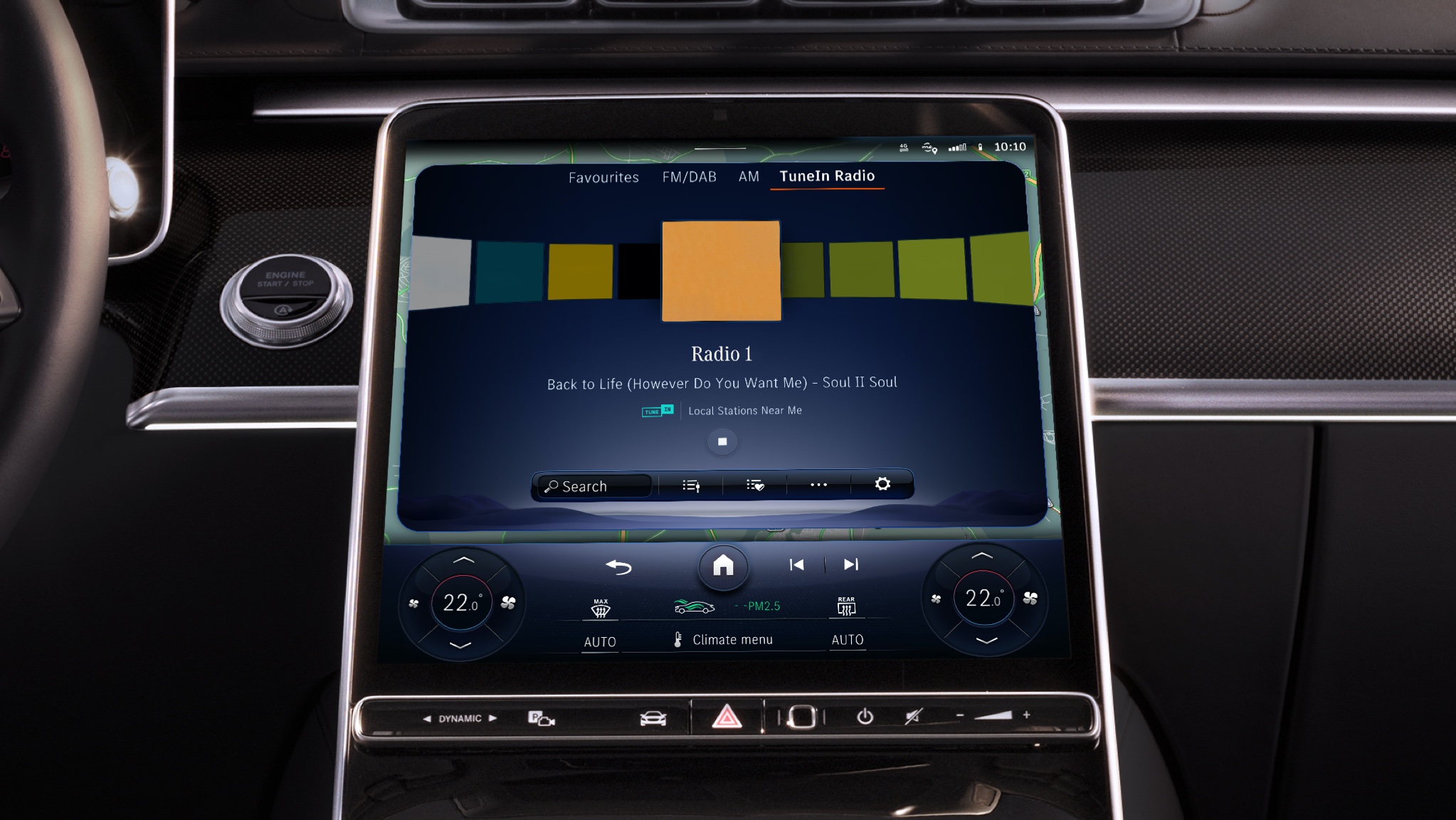 Internetradio | Underhållning | Mercedes-Benz digitala tjänster MBUX multimediesystemet visar information som artist, låt och albumomslag.