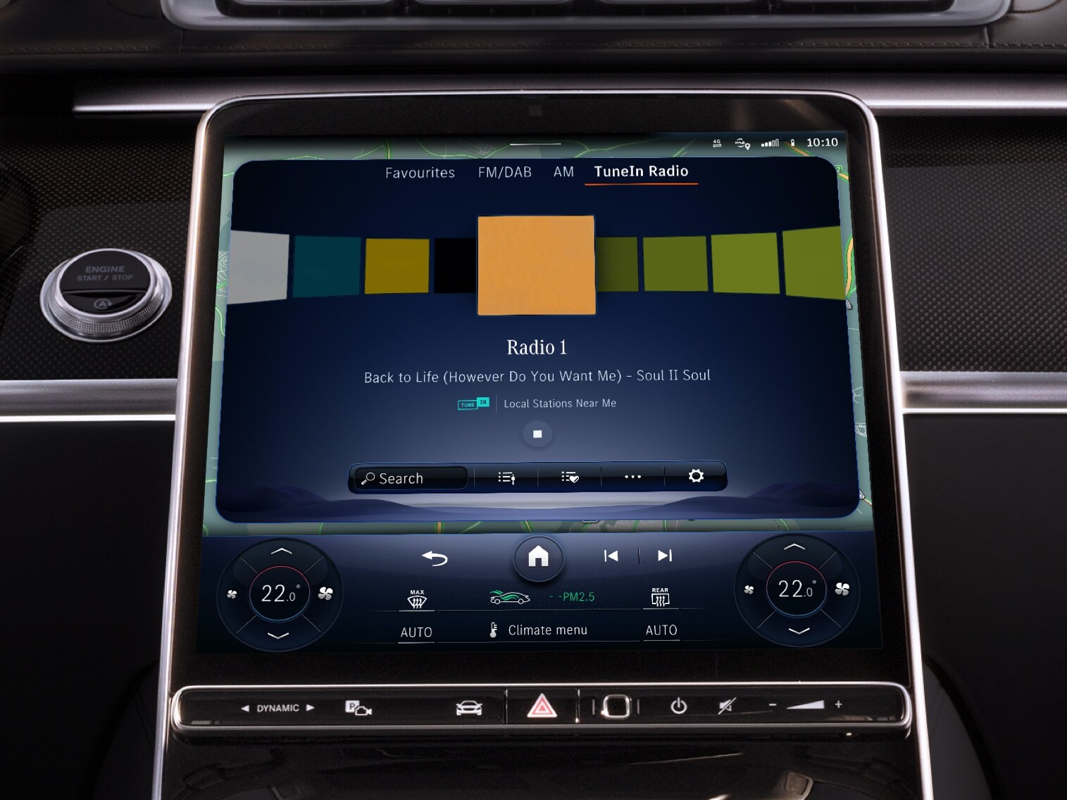 MBUX multimediesystemet visar information som artist, låt och albumomslag.