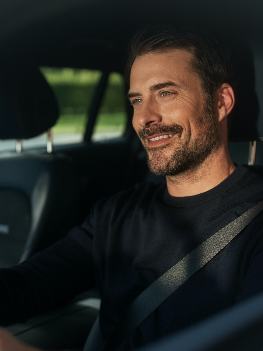 En man lyssnar på internetradio utan avbrott i sin Mercedes-Benz.