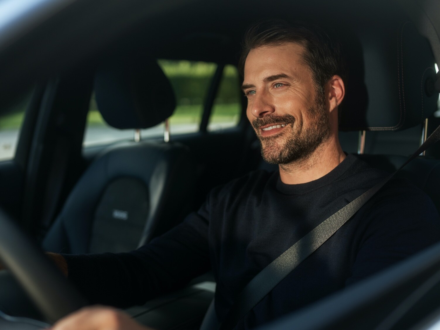 En man lyssnar på internetradio utan avbrott i sin Mercedes-Benz.