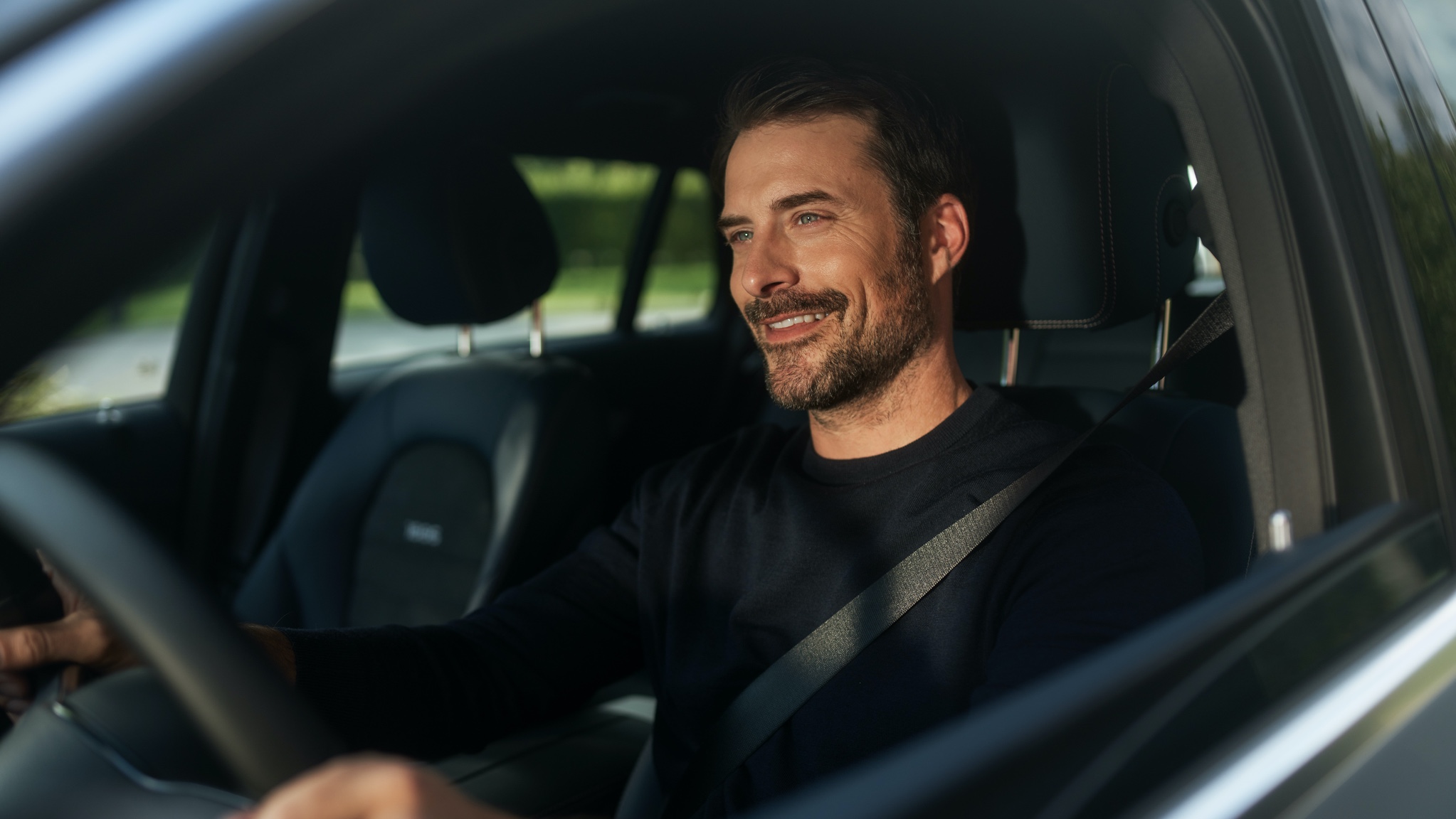 Radio Service Following | Underhållning | Mercedes-Benz digitala tjänster En man lyssnar på internetradio utan avbrott i sin Mercedes-Benz.