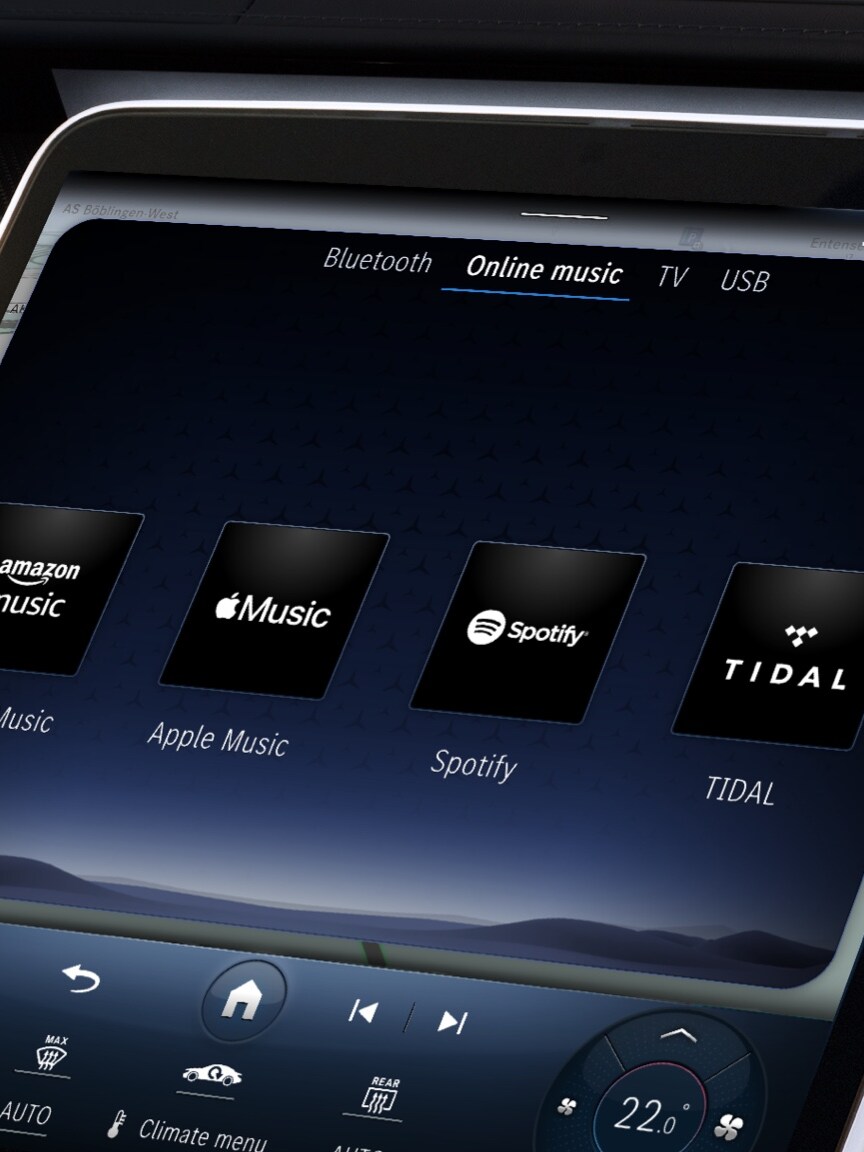 Mercedes-Benz bilens display visar olika leverantörer av onlinemusik.