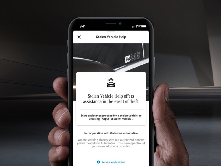 Smartphone visar bilstöldspårning via den digitala tjänsten GUARD 360.