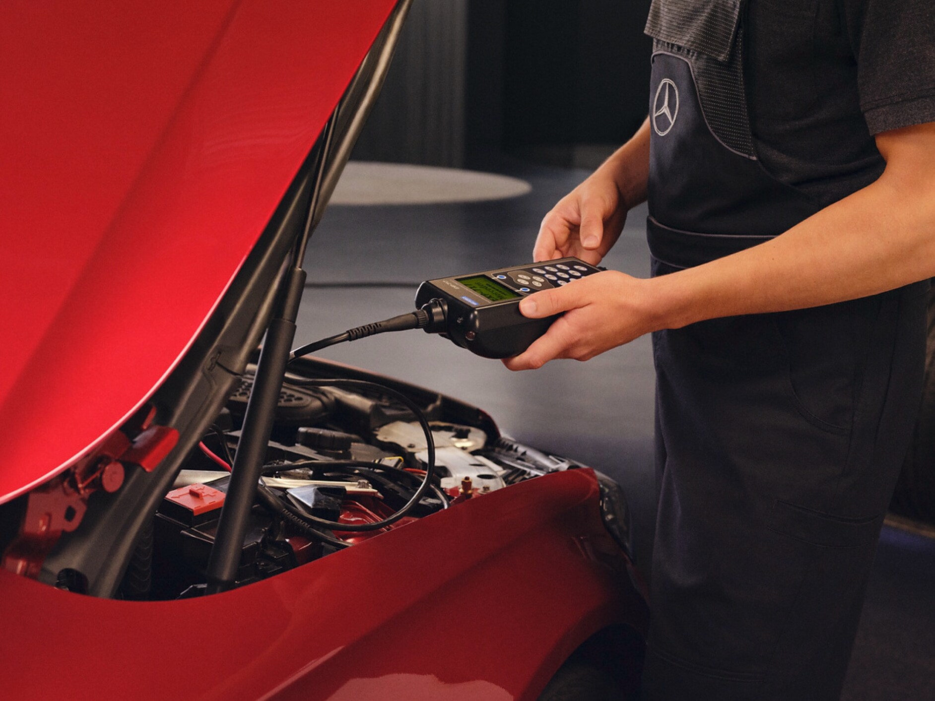 Mercedes-Benz mekaniker utför rutinkontroll av batteri på en Mercedes-Benz.