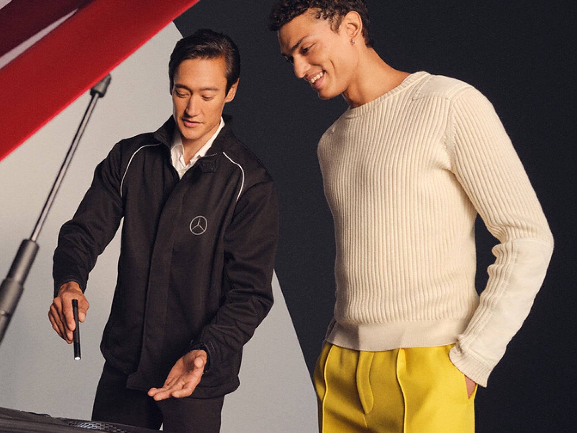 Medarbetare från Mercedes-Benz kundtjänst hjälper kund