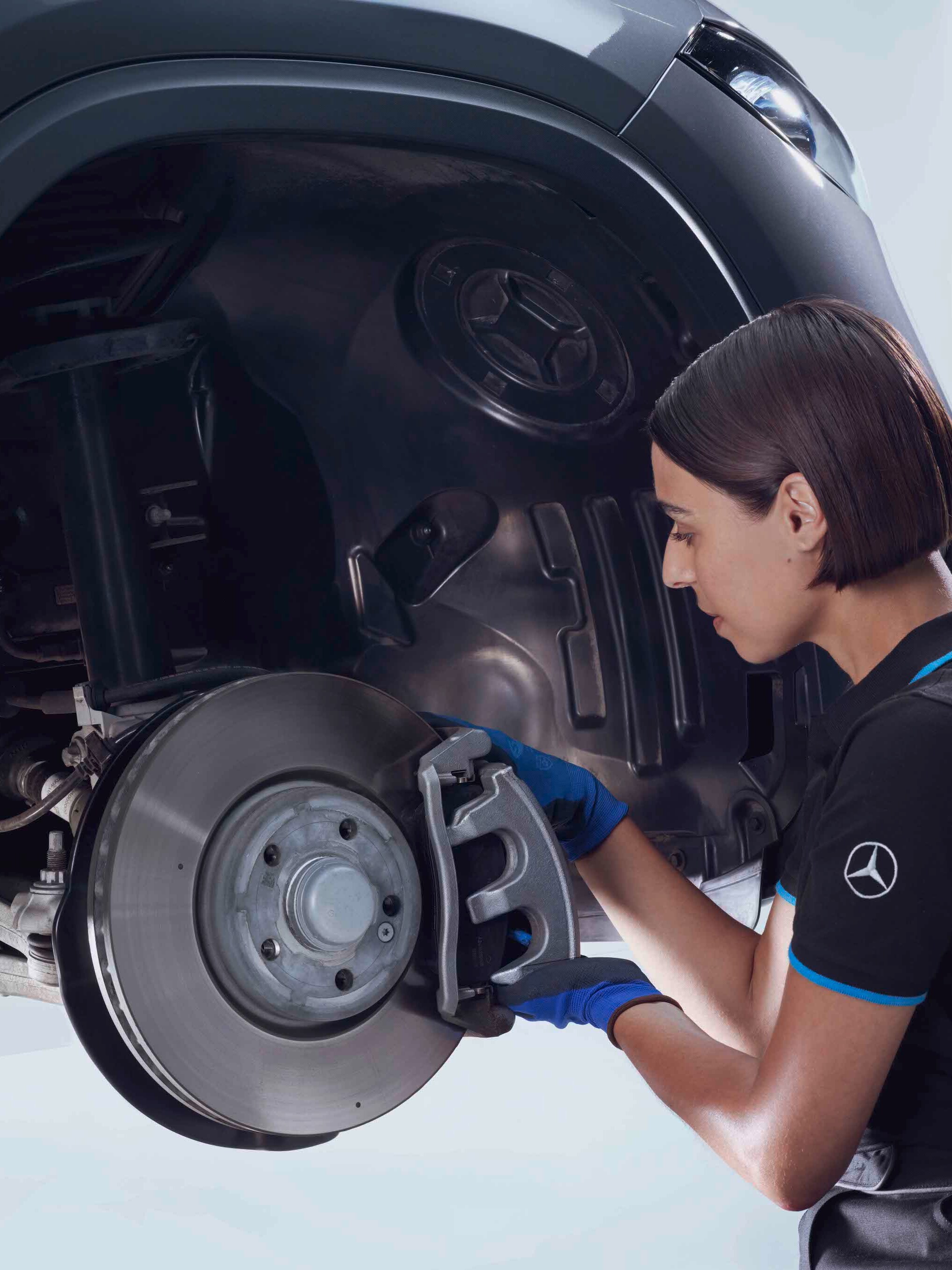 En tekniker från Mercedes-Benz inspekterar original bromsskivor