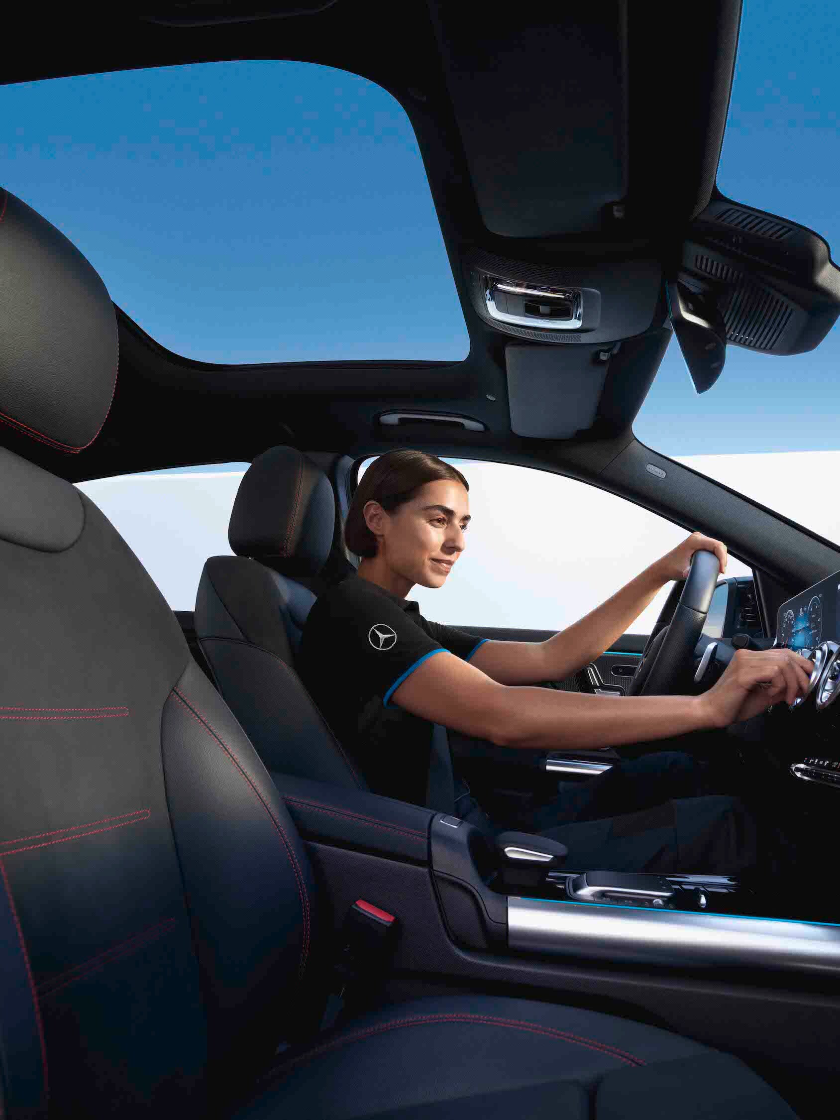 En Mercedes-Benz-tekniker kontrollerar kupéfiltren.