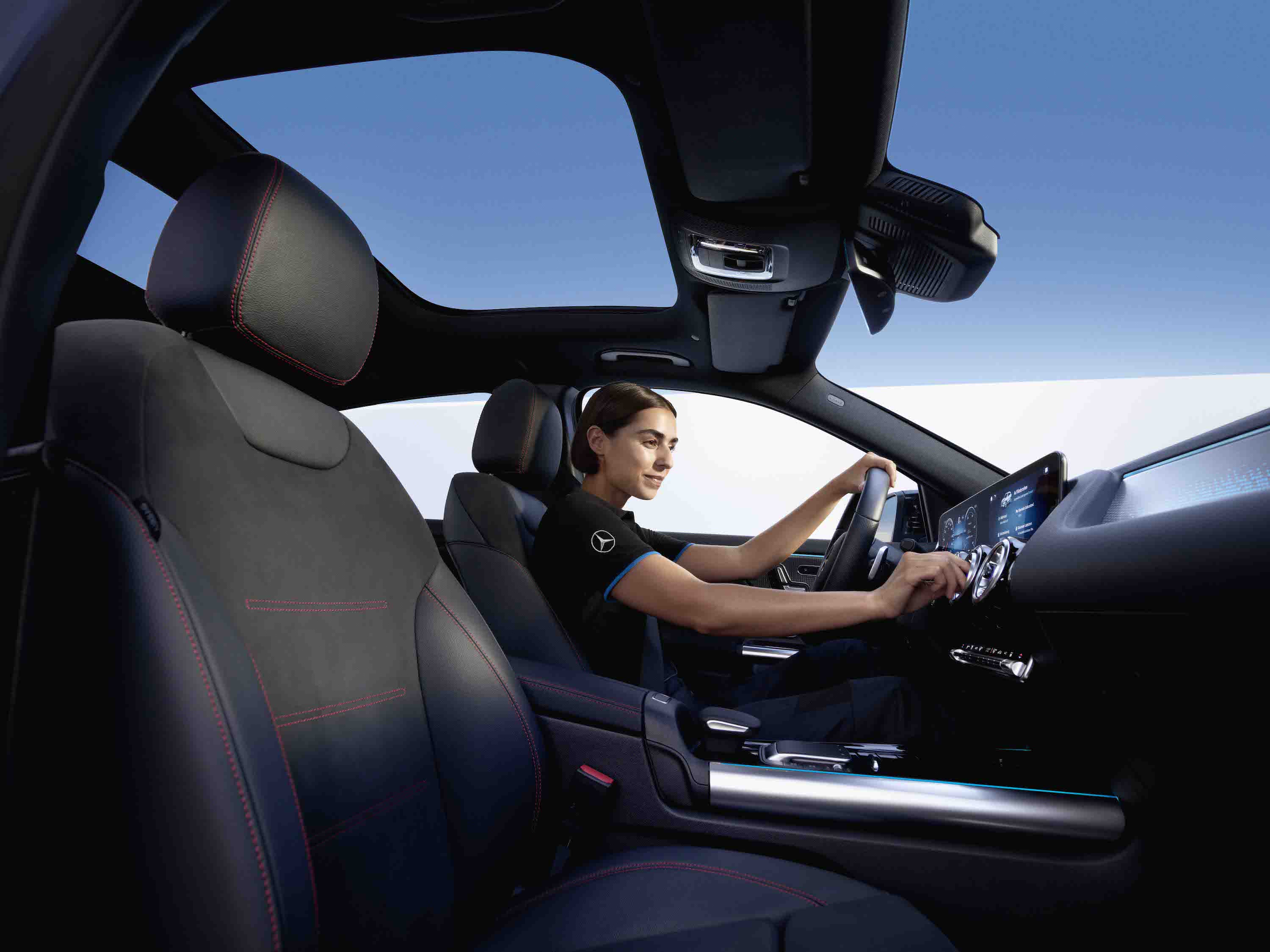 Mercedes-Benz Original kupéfilter | Mercedes-Benz | Mercedes-Benz originaldelar En Mercedes-Benz-tekniker kontrollerar kupéfiltren.