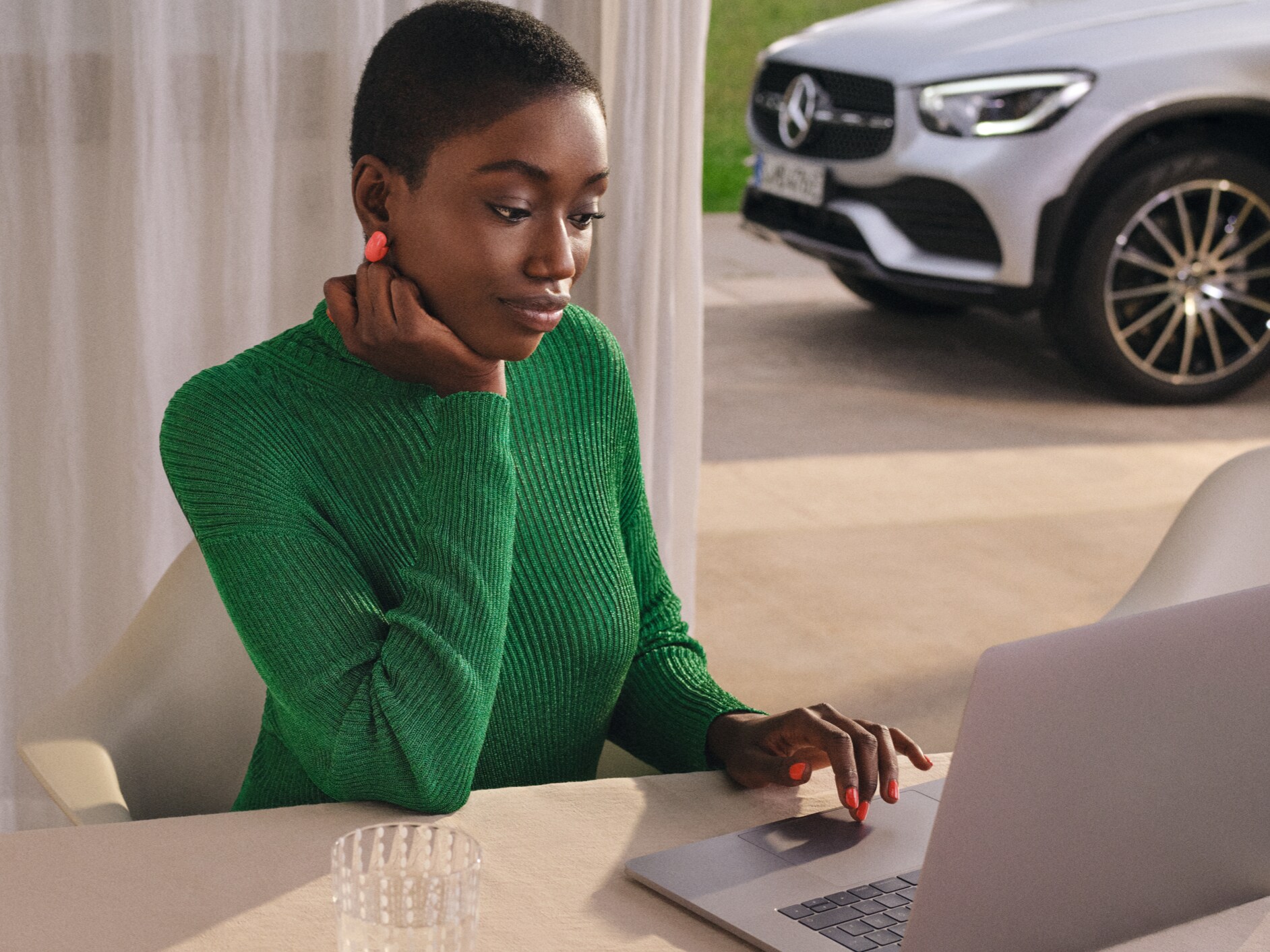 Kvinna använder sin laptop för att kontakta Mercedes-Benz kundtjänst
