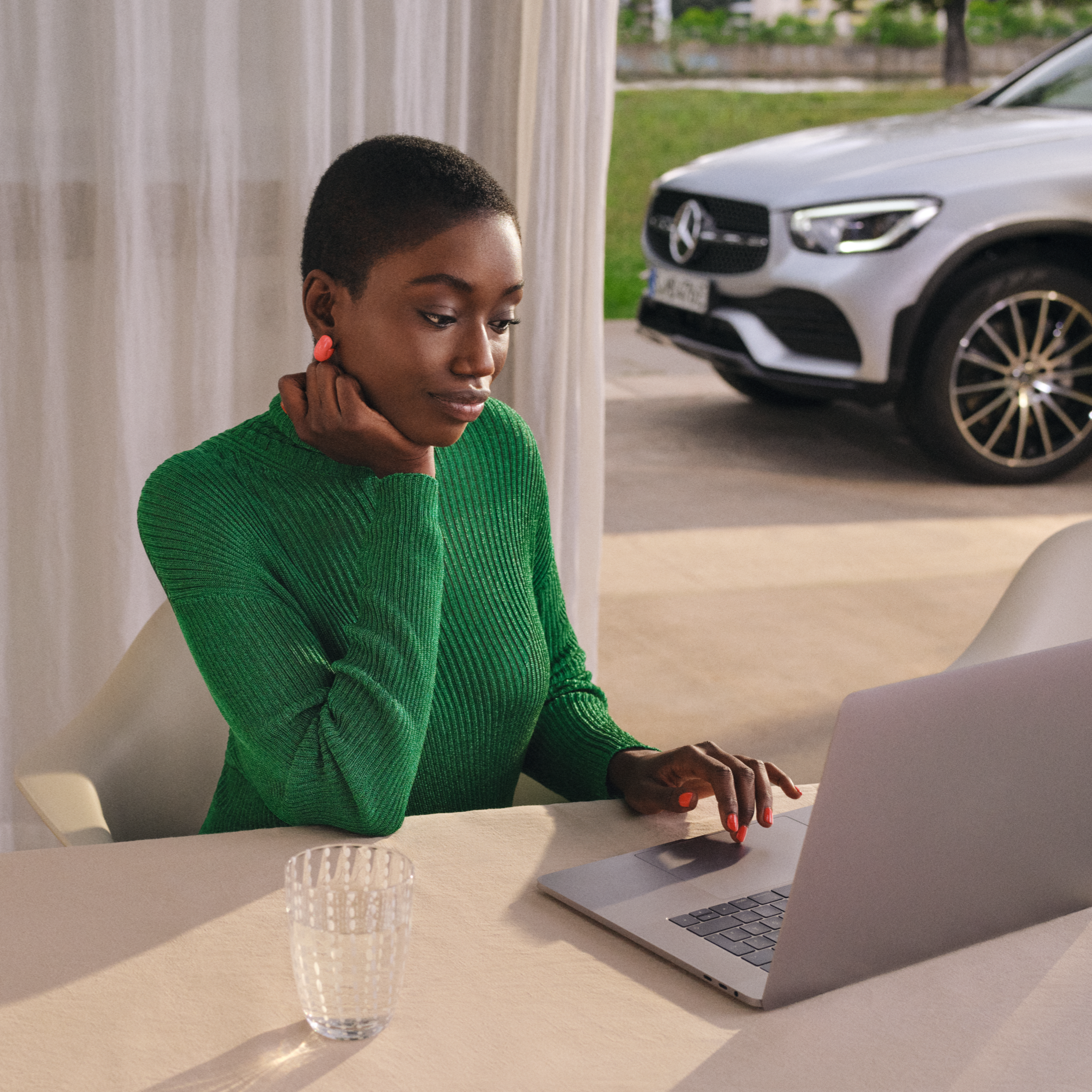 Mercedes-Benz kundtjänst | Mercedes-Benz Kvinna använder sin laptop för att kontakta Mercedes-Benz kundtjänst