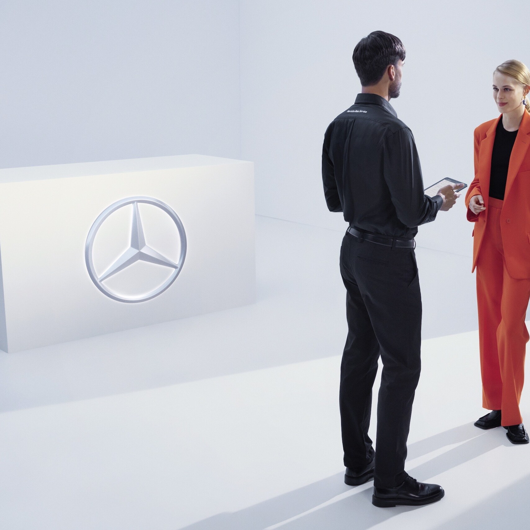 Servicerådgivare från Mercedes-Benz ger kvinna råd om returhantering