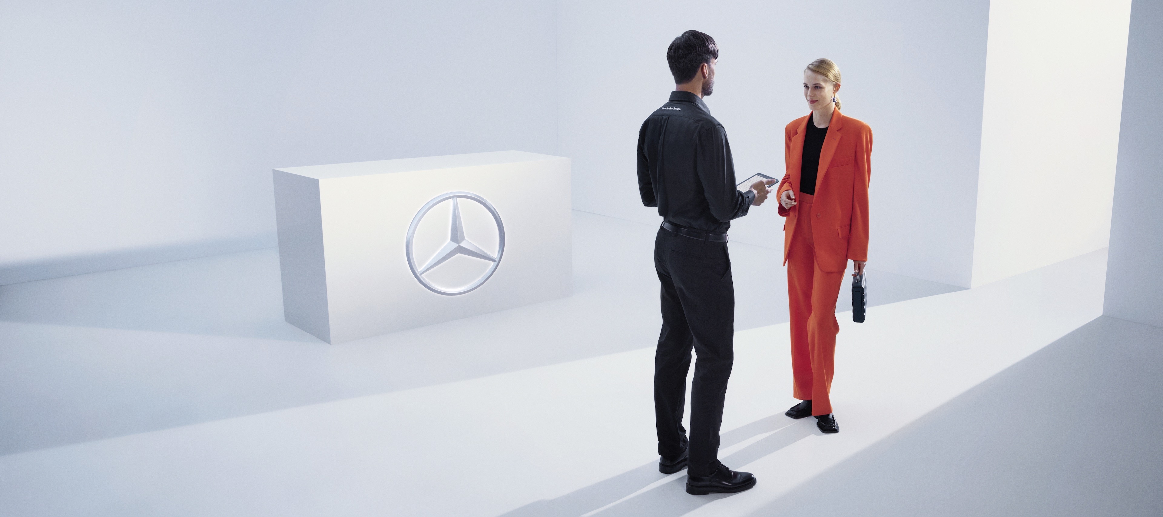Returhantering och avfallshantering | Mercedes-Benz Servicerådgivare från Mercedes-Benz ger kvinna råd om returhantering