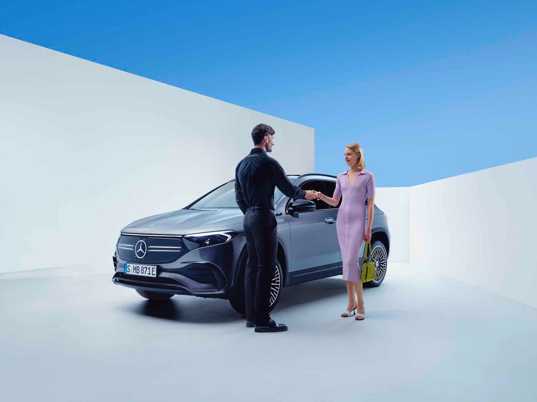 Kvinna hämtar bil för provkörning hos Mercedes-Benz återförsäljare