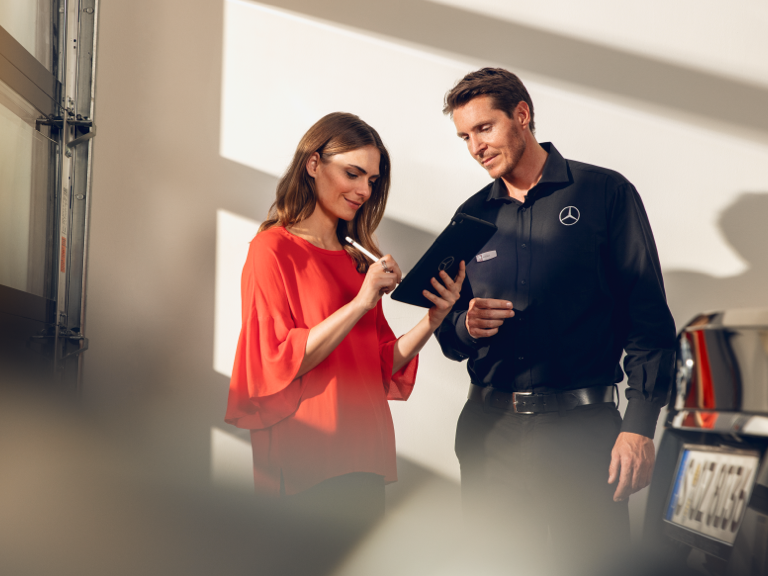 Mercedes-Benz kundtjänst | Mercedes-Benz Medarbetare från Mercedes-Benz kundtjänst hjälper kund