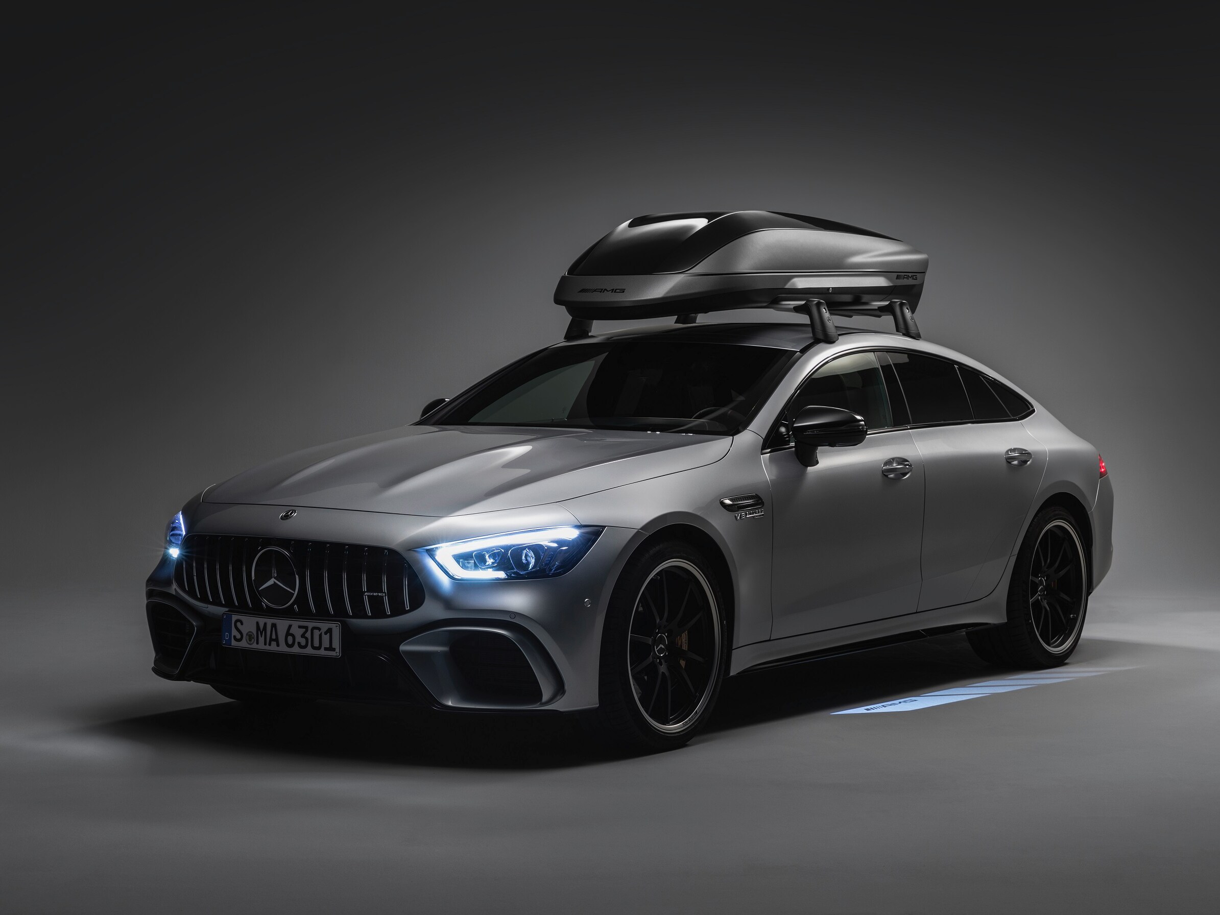 Aerodynamisk Mercedes-AMG takbox är monterad på en grå Mercedes AMG.