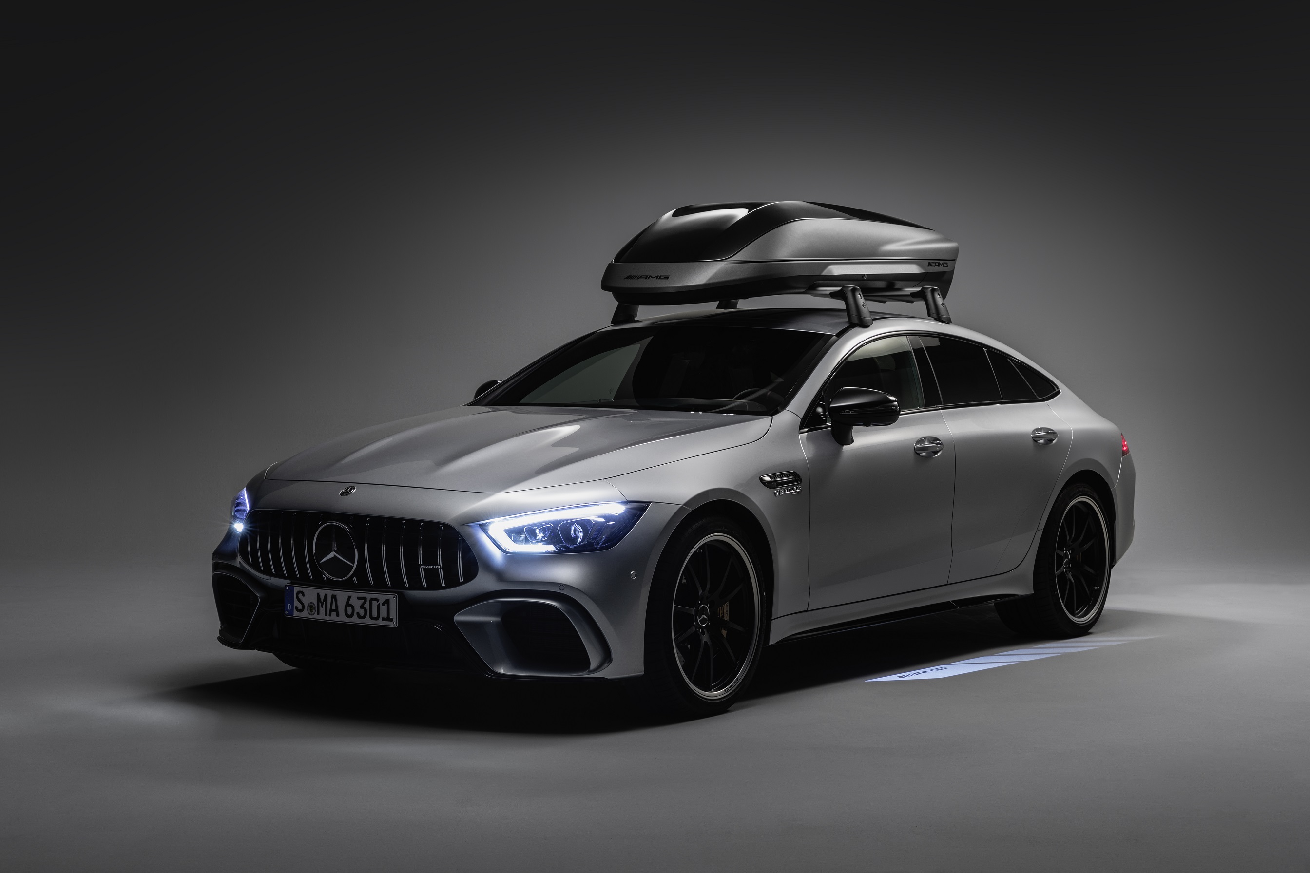 Mercedes-AMG takbox | Mercedes-Benz Aerodynamisk Mercedes-AMG takbox är monterad på en grå Mercedes AMG.
