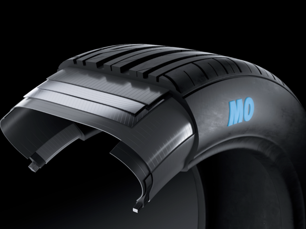 I en grafisk representation förklaras de olika skikten och komponenterna i ett virtuellt uppskuret Mercedes MO-däck.