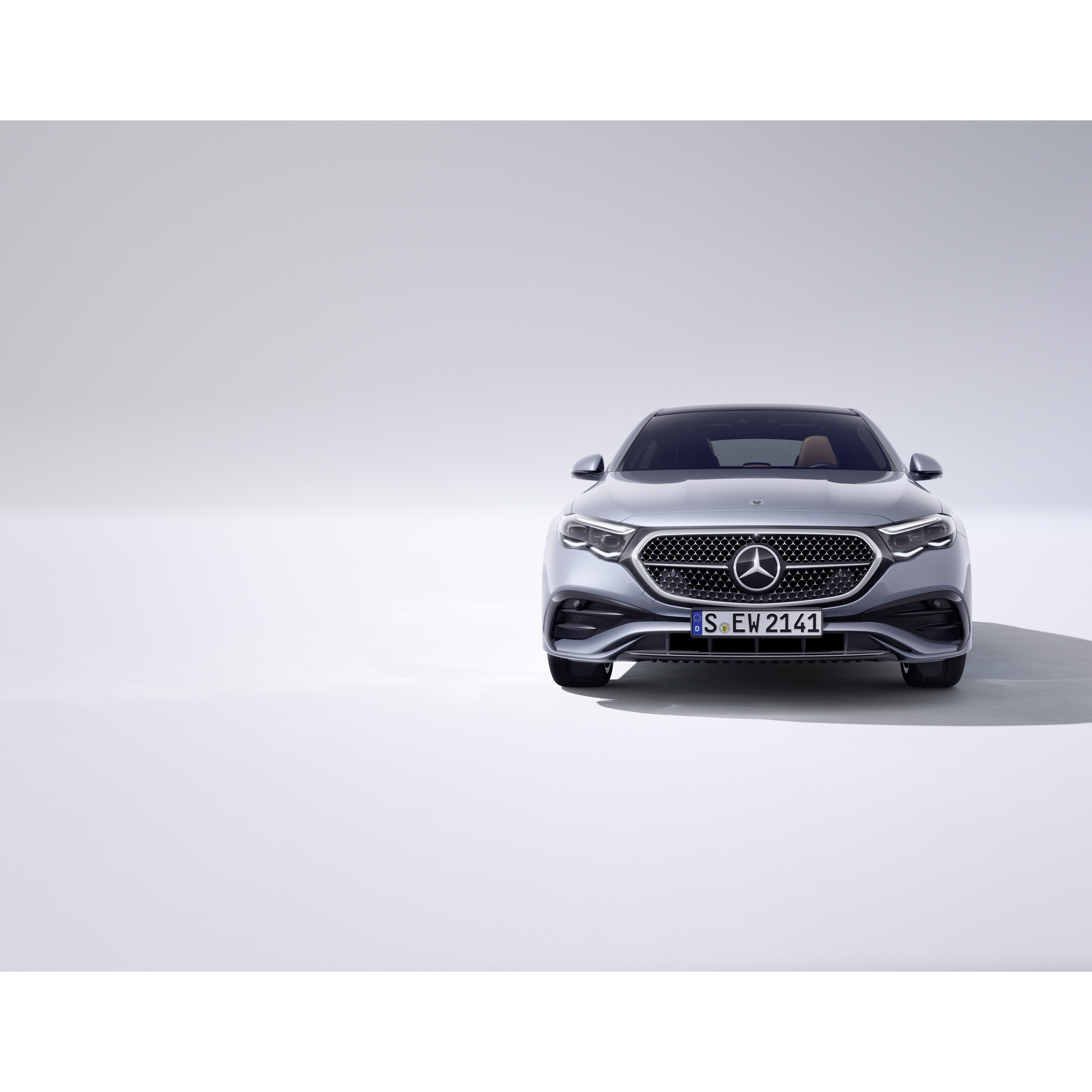 Grå Mercedes-Benz E-Klass Sedan sedd framifrån