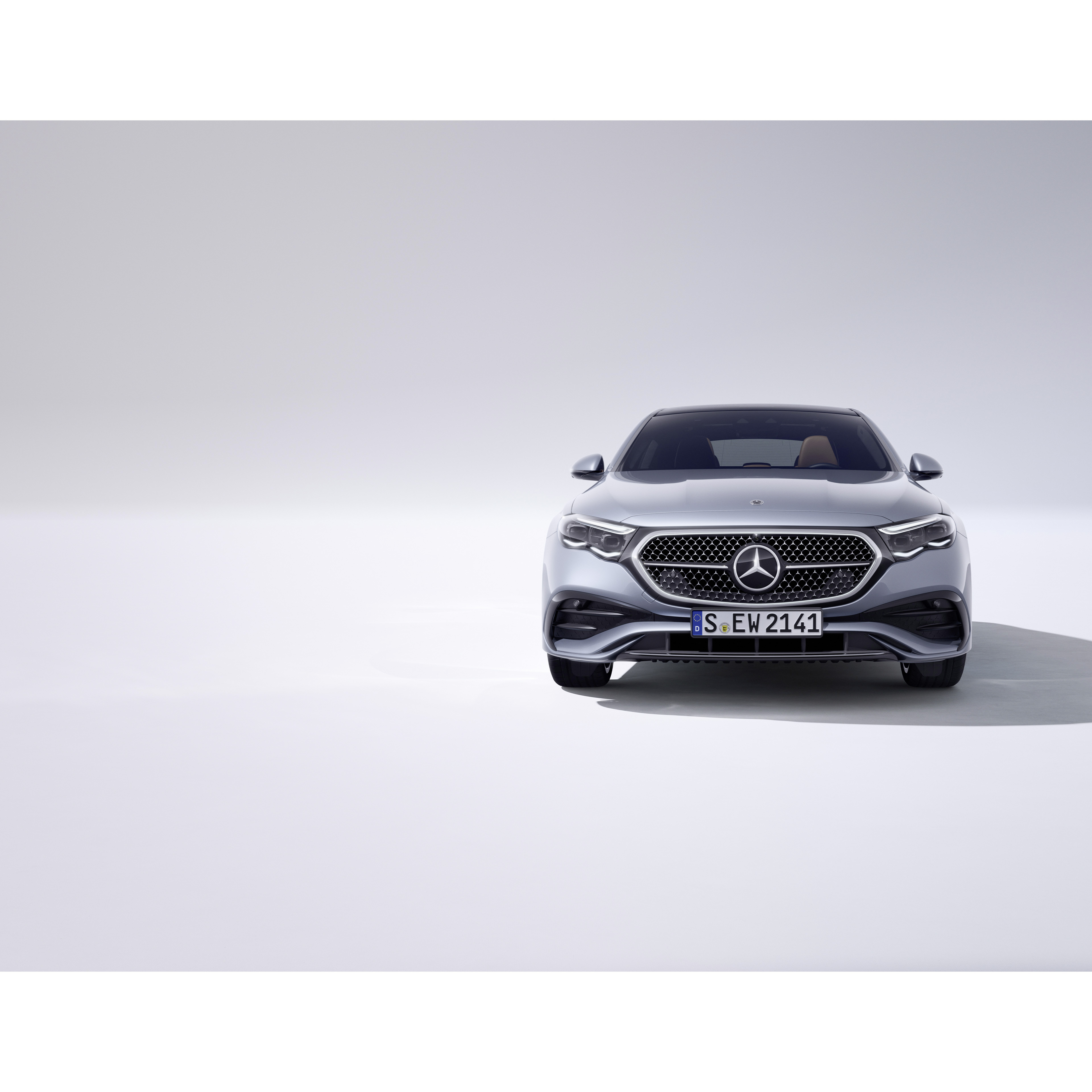 Intelligent Drive | Mercedes-Benz Grå Mercedes-Benz E-Klass Sedan sedd framifrån