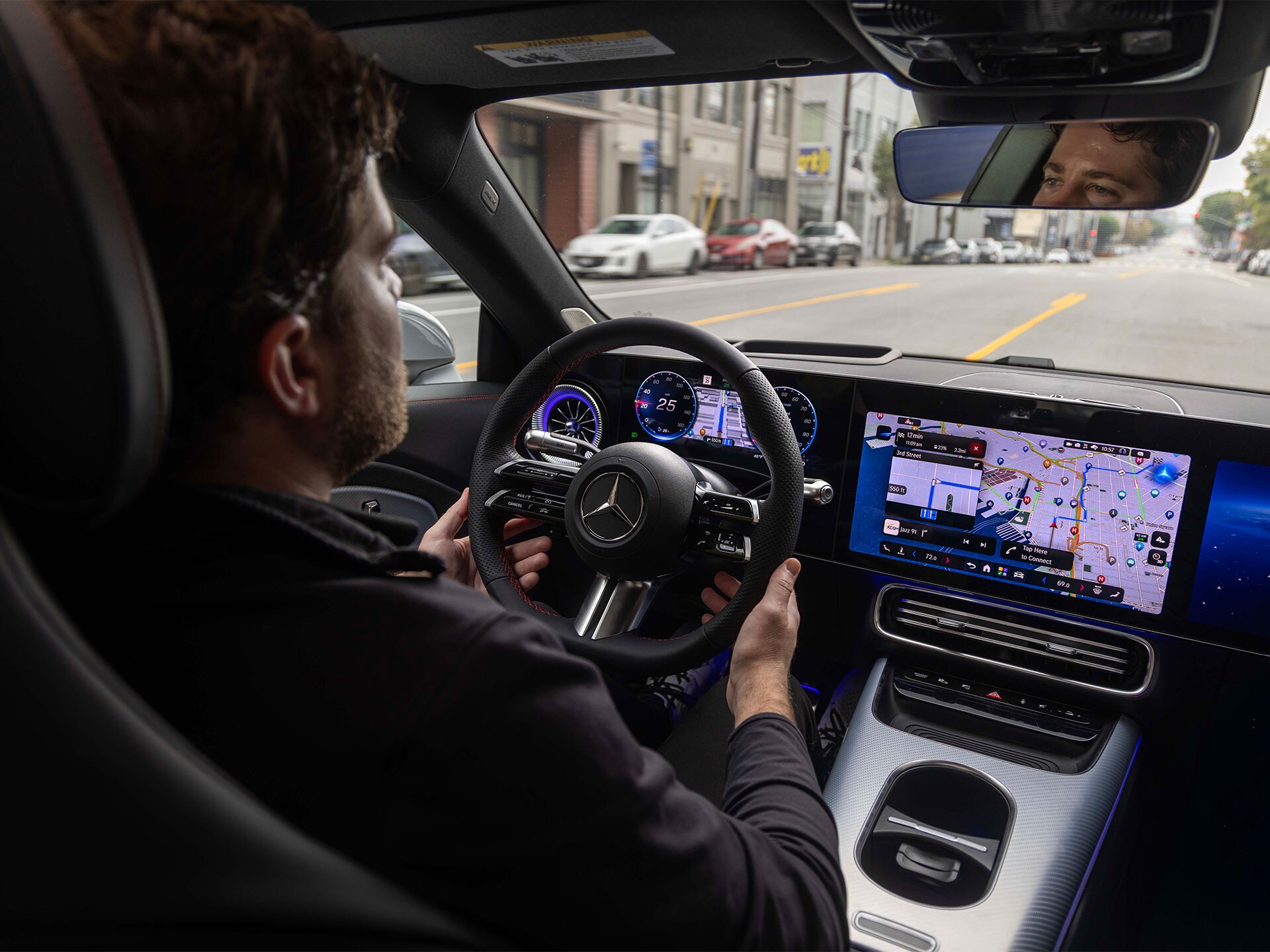 Förarplatsen i en Mercedes-Benz-bil.