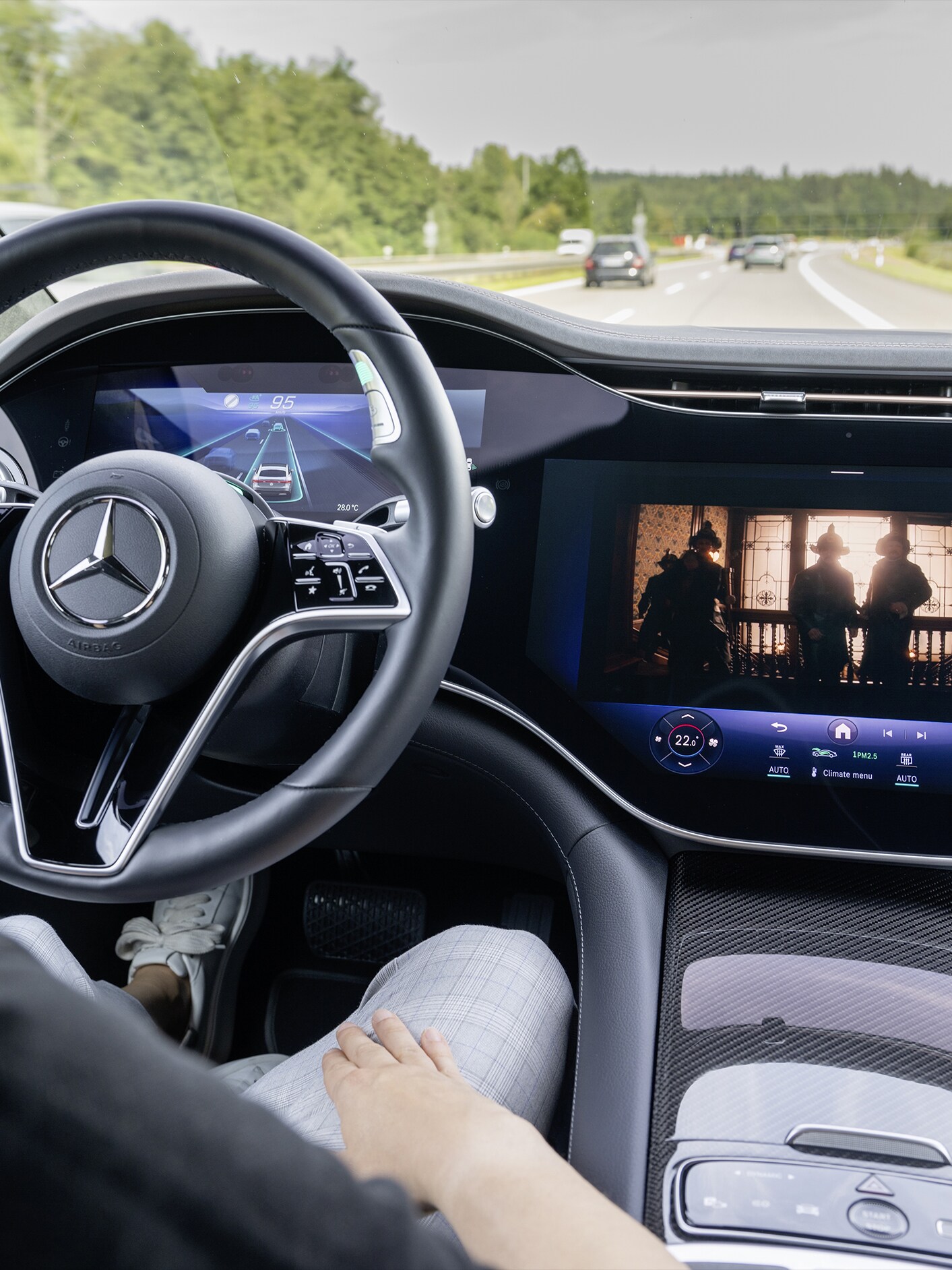 Förarplatsen i en Mercedes-Benz-bil.