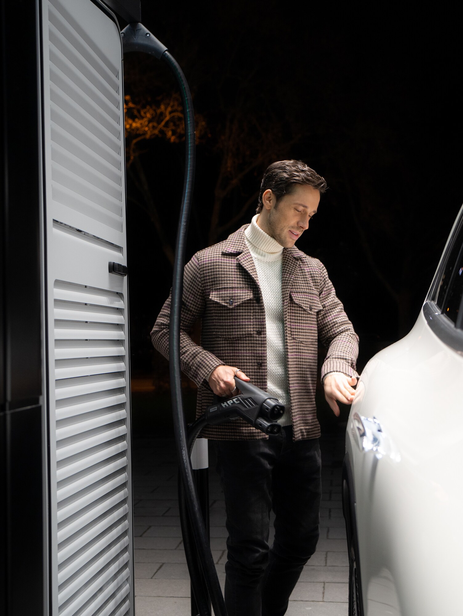 Man laddar sin elektriska Mercedes-Benz med en Mercedes-Benz Wallbox.