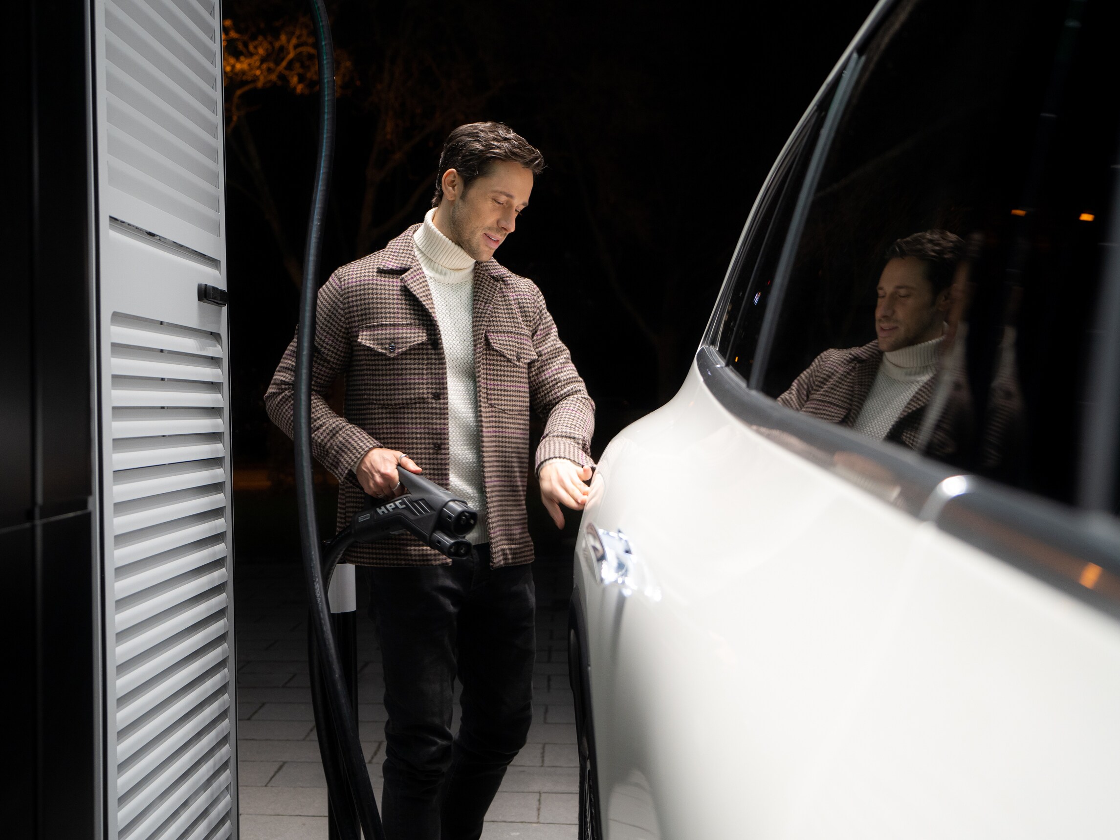 Man laddar sin elektriska Mercedes-Benz med en Mercedes-Benz Wallbox.