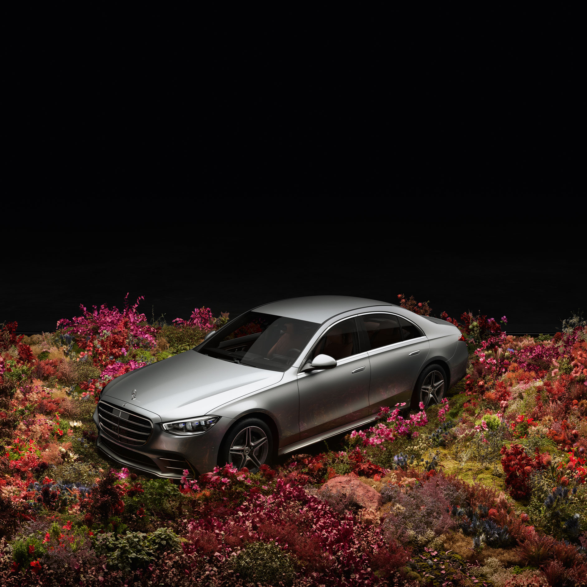 Teknik | MBUX multimediesystem | Mercedes-Benz Mercedes-Benz S-Klass i ett fält med blommor.