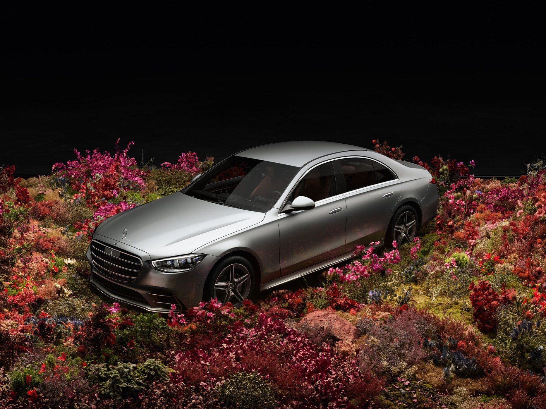 Mercedes-Benz S-Klass i ett fält med blommor.