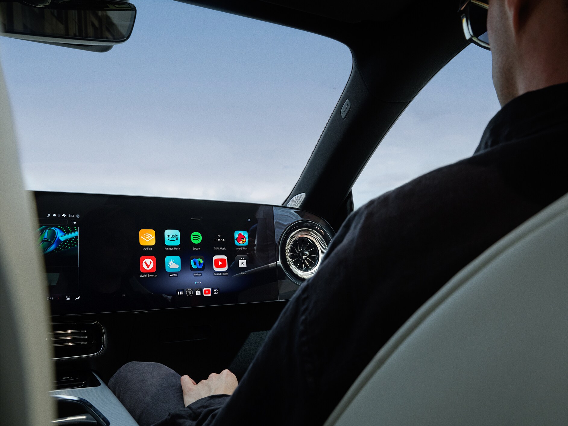 Visning av interiören från en Mercedes-Benz förarplats.