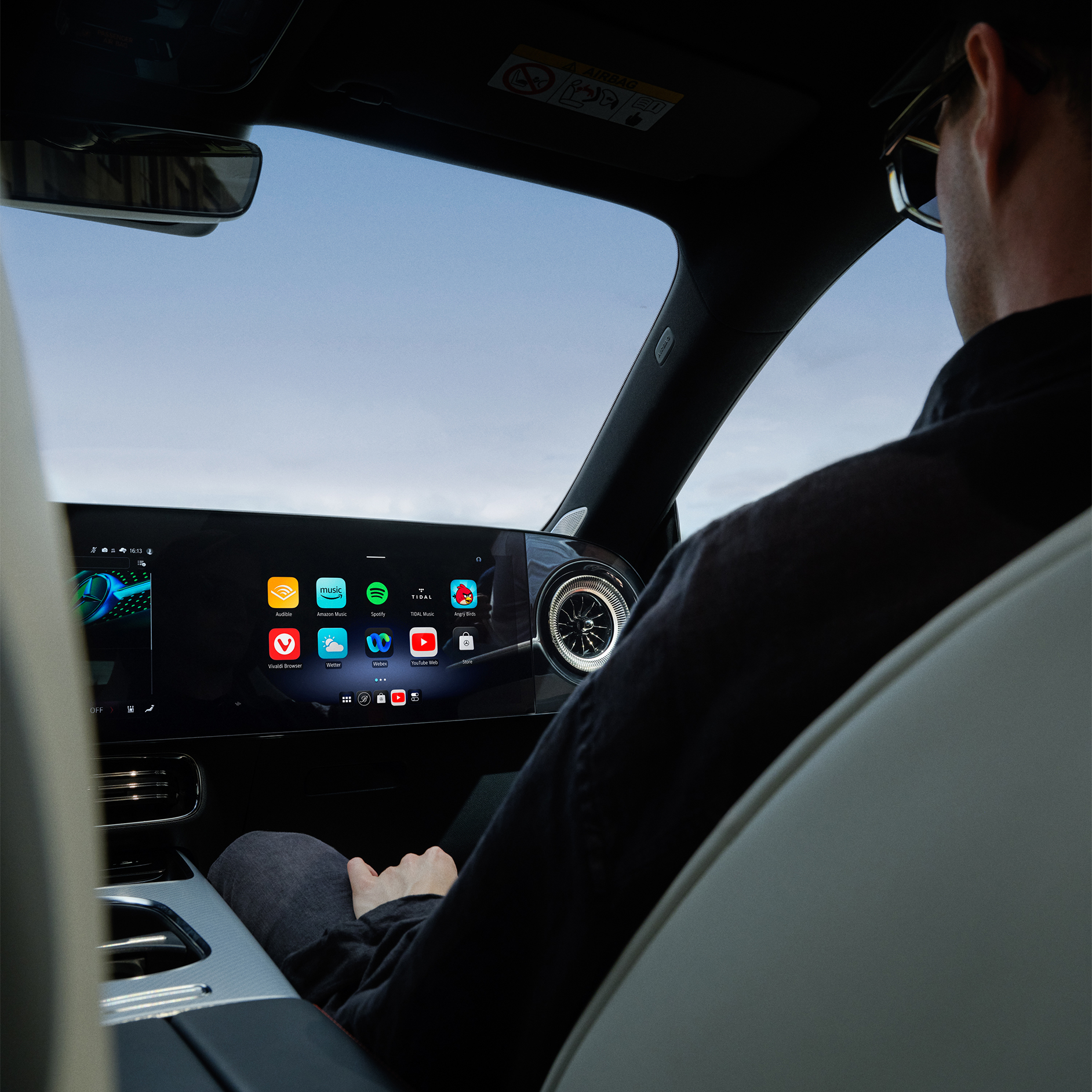 Röstassistans | MBUX multimediesystem | Mercedes-Benz Visning av interiören från en Mercedes-Benz förarplats.
