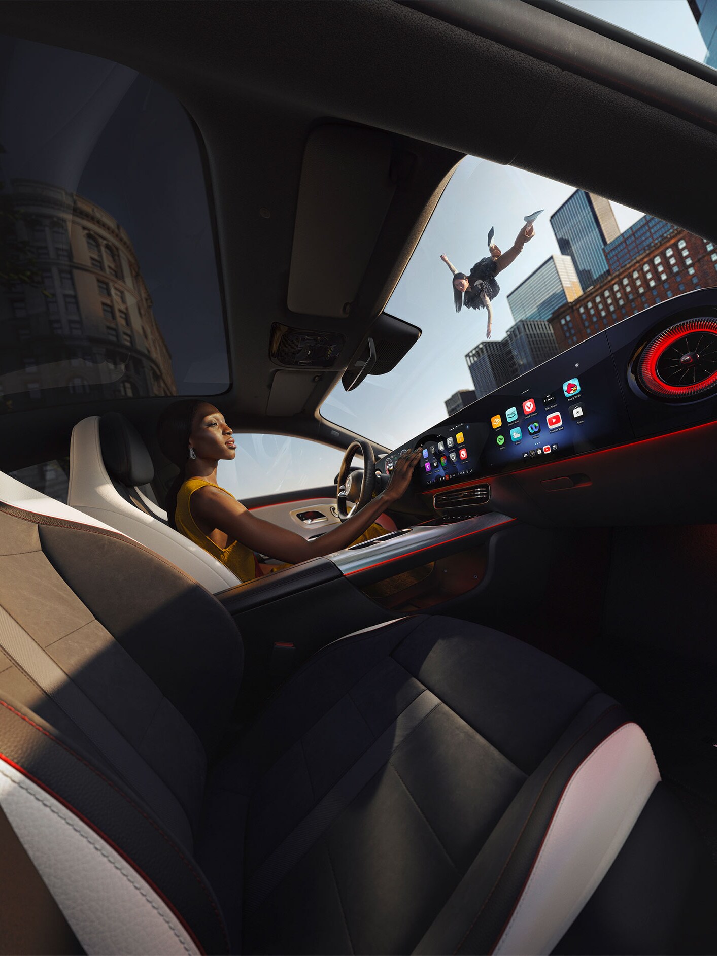 Kvinna använder MBUX Hyperscreen i sin Mercedes-Benz.
