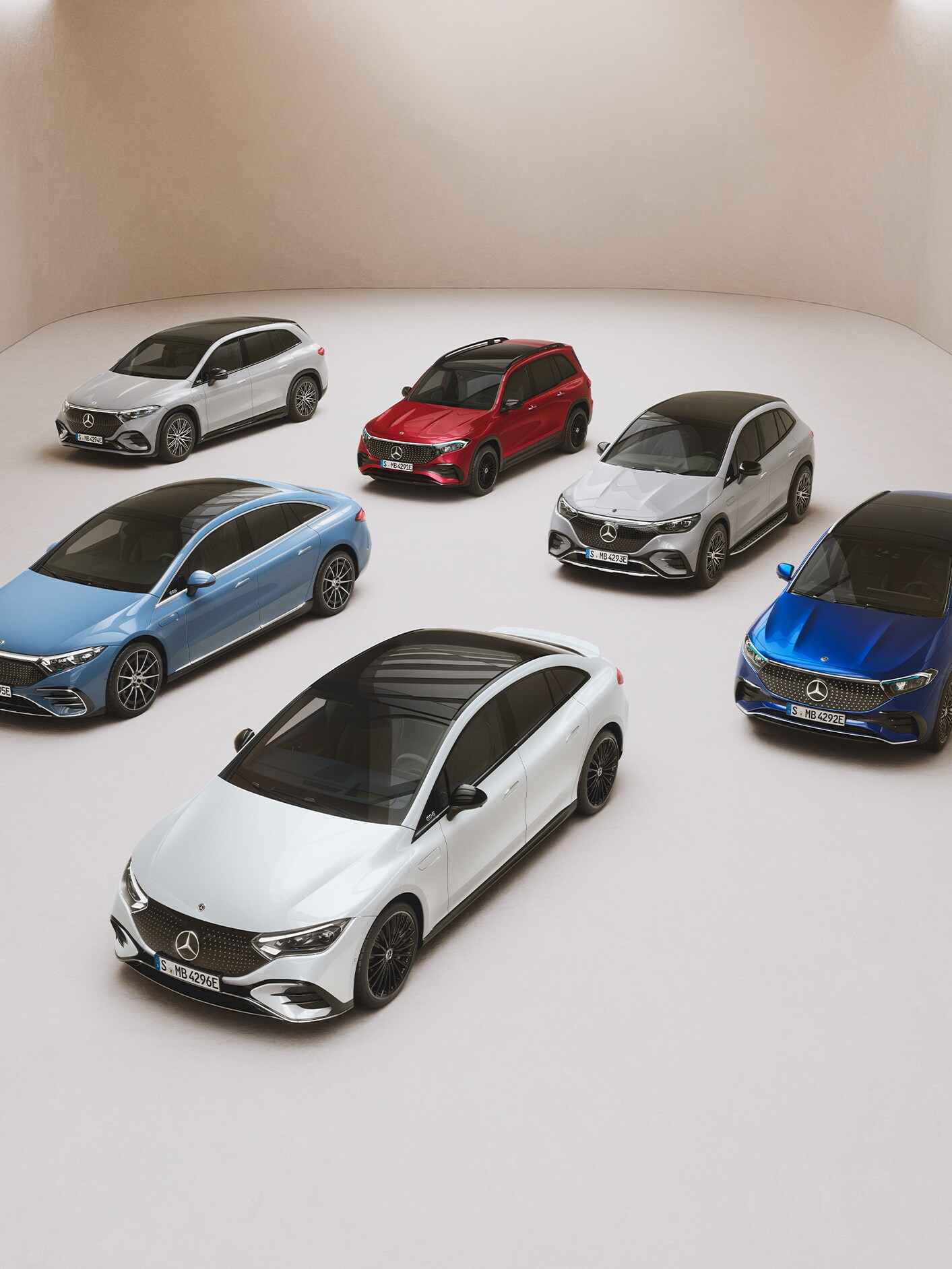 Olika Mercedes-Benz-modeller parkerade sida vid sida i ett showroom