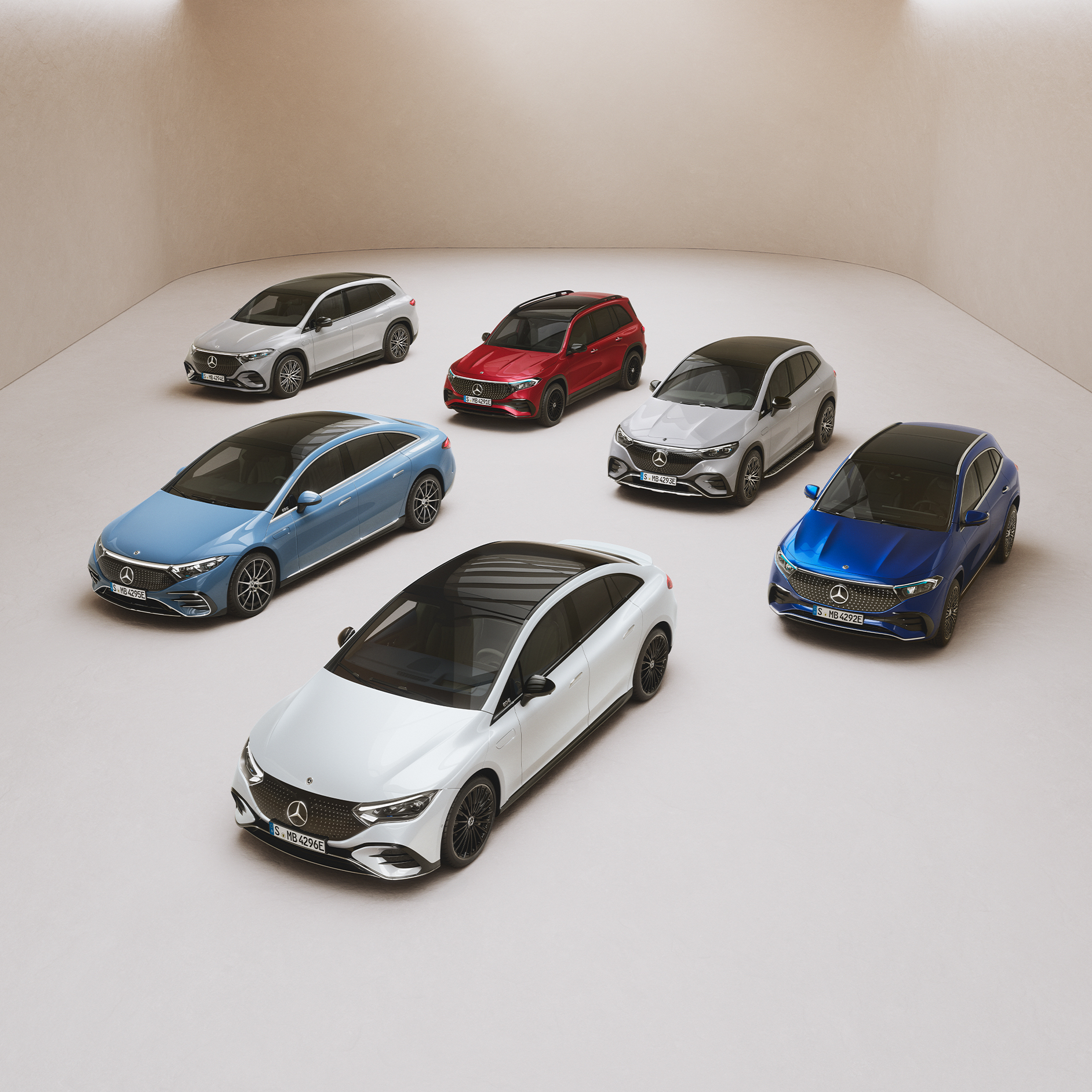 Parkeringsassistenten | Mercedes-Benz Olika Mercedes-Benz-modeller parkerade sida vid sida i ett showroom