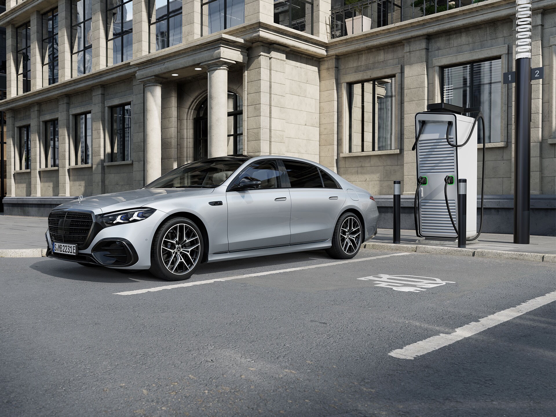 Mercedes-Benz S-Klass Sedan i lång version som laddhybrid, sedd snett från sidan på en parkeringsplats bredvid en laddningsstation.